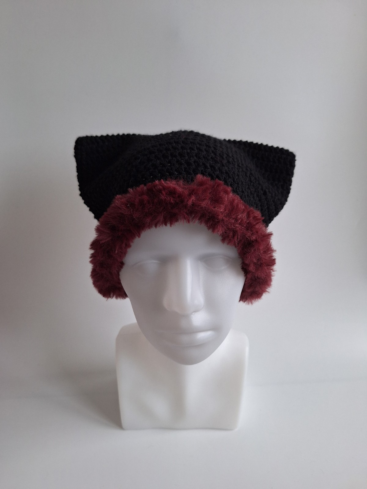 Gehaakte muts met imitatiebont | Zwart en wijnrood