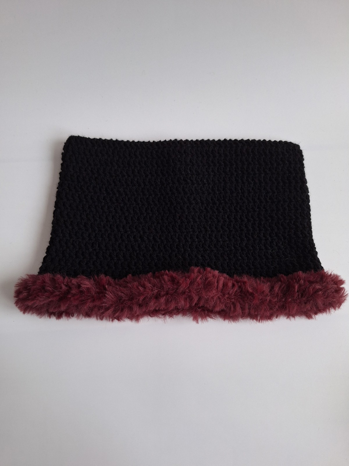 Gehaakte muts met imitatiebont | Zwart en wijnrood