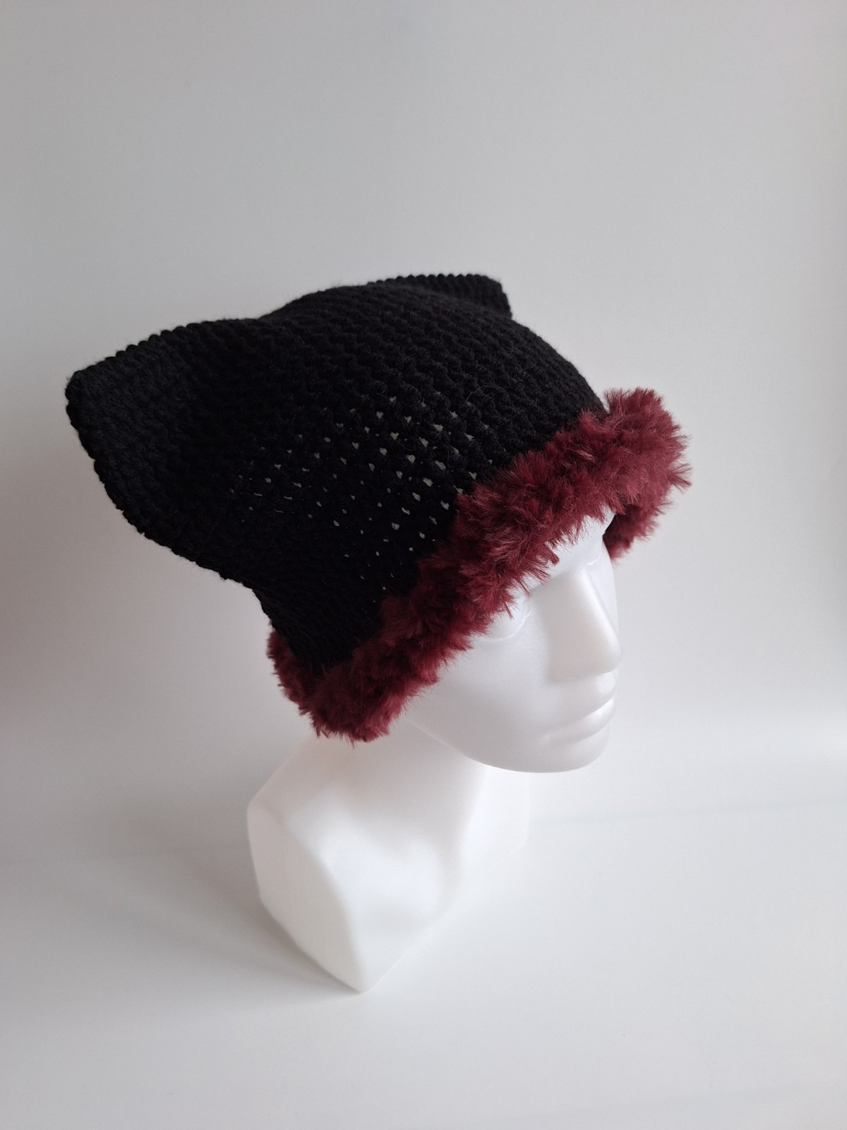 Gehaakte muts met imitatiebont | Zwart en wijnrood