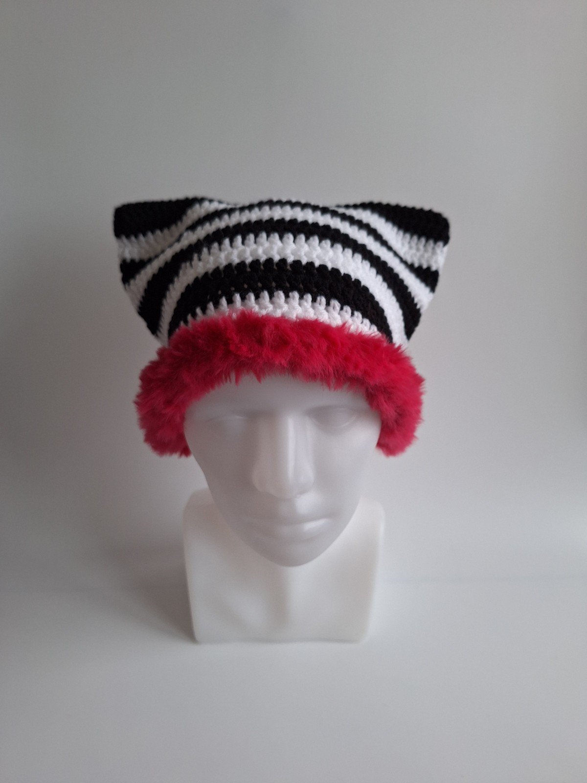 Gehaakte muts met imitatiebont 'Black, white & pink' - 66081.jpeg Gehaakte muts met imitatiebont | Zwart, wit en roze