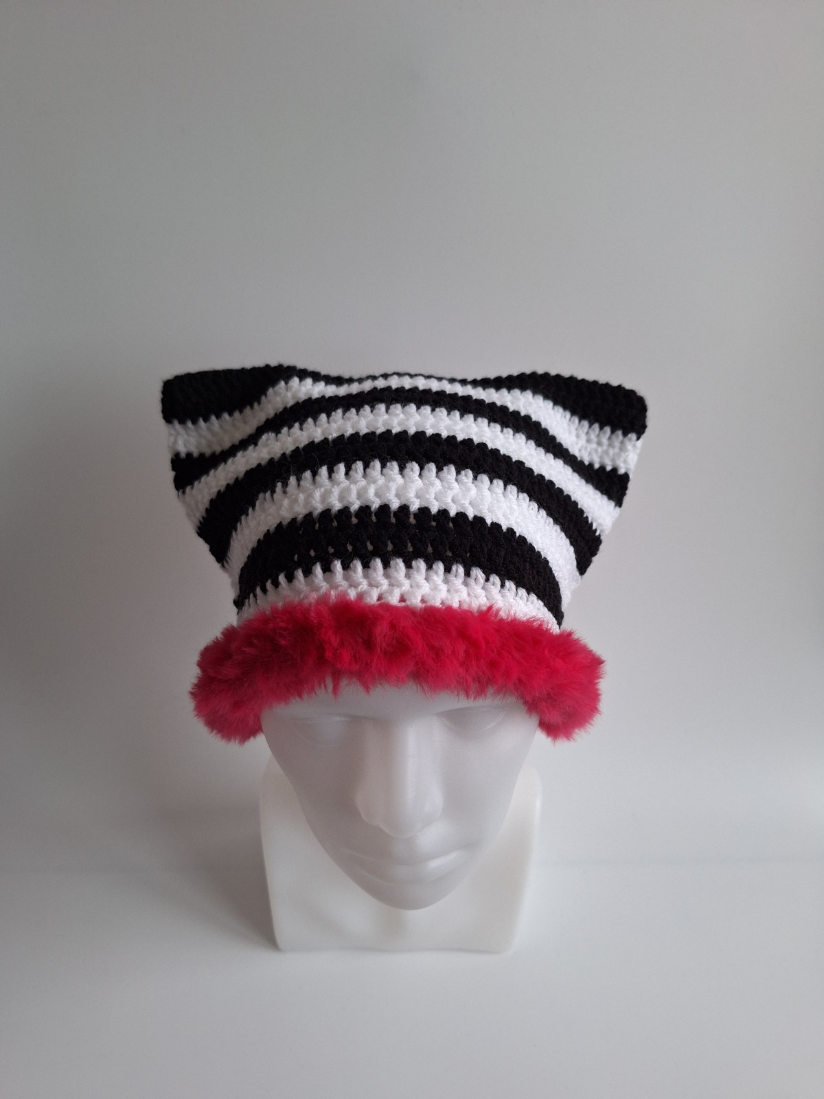 Gehaakte muts met imitatiebont 'Black, white & pink' - 66084.jpeg Gehaakte muts met imitatiebont | Zwart, wit en roze