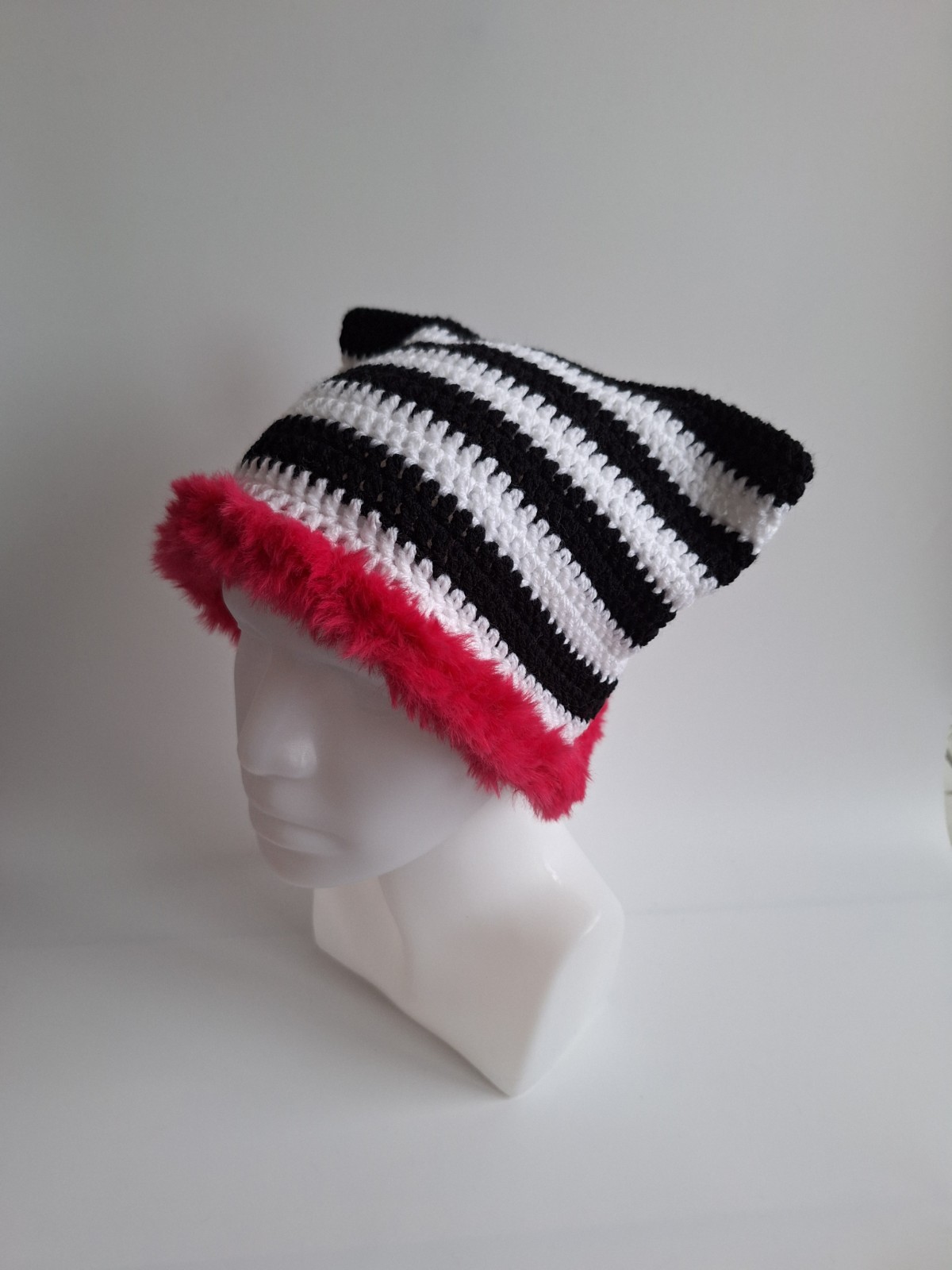 Gehaakte muts met imitatiebont 'Black, white & pink' - 66085.jpeg Gehaakte muts met imitatiebont | Zwart, wit en roze