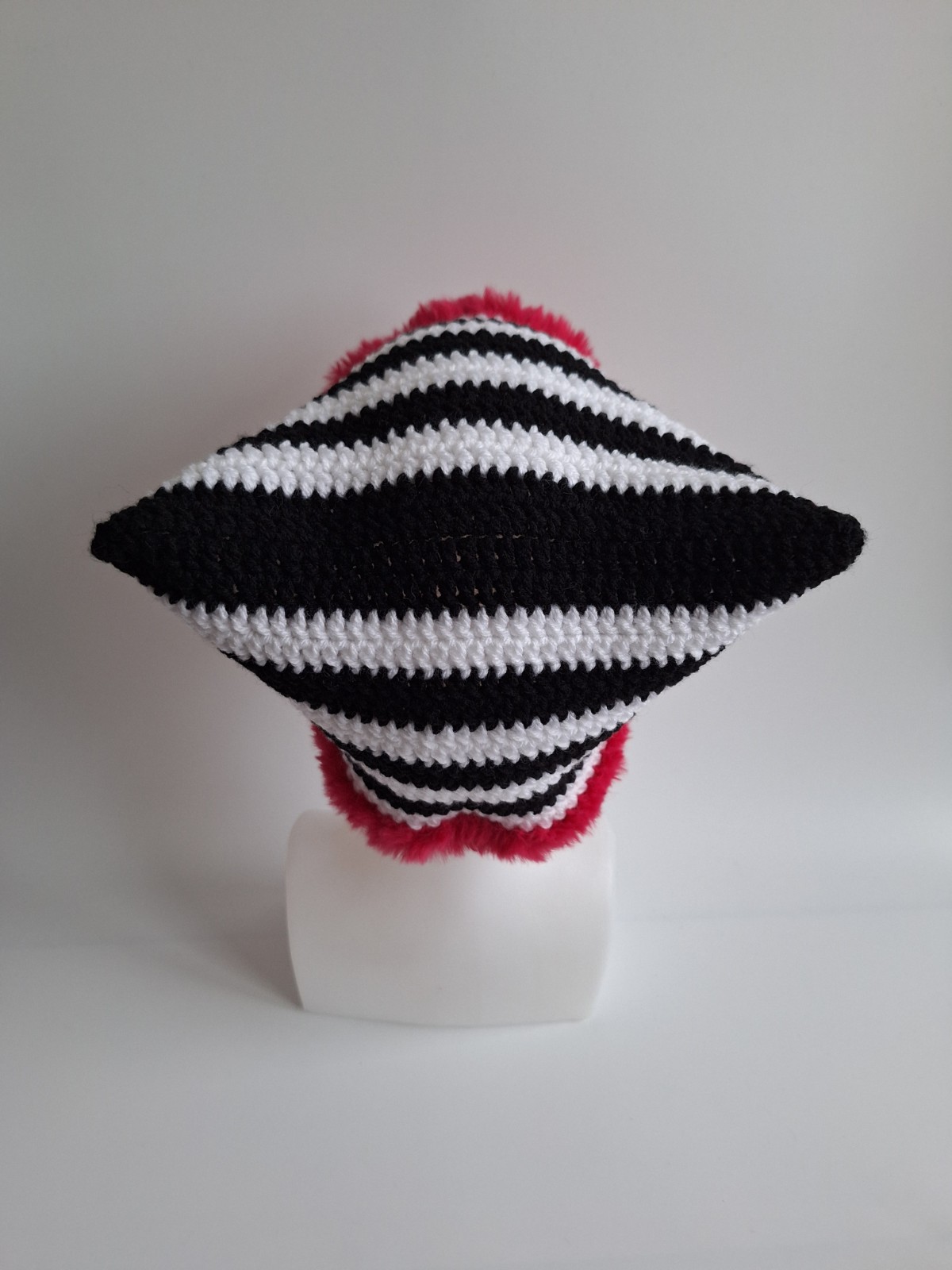 Gehaakte muts met imitatiebont 'Black, white & pink' - 66088.jpeg Gehaakte muts met imitatiebont | Zwart, wit en roze