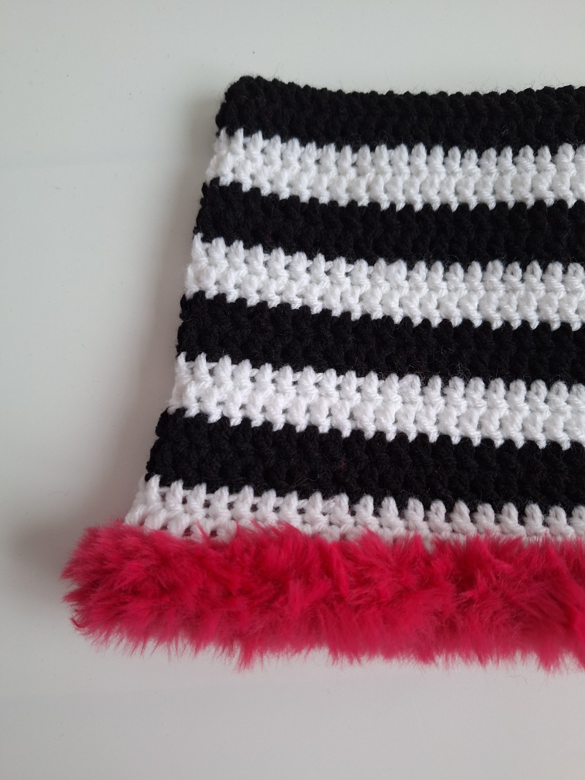 Gehaakte muts met imitatiebont 'Black, white & pink' - 66089.jpeg Gehaakte muts met imitatiebont | Zwart, wit en roze