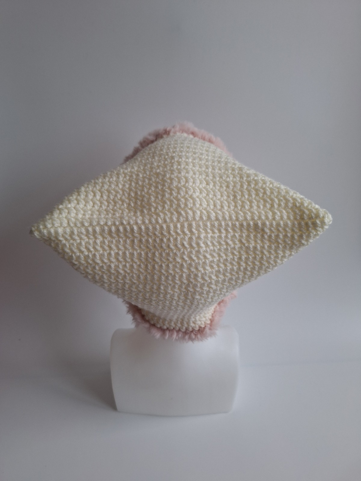 Gehaakte muts met imitatiebont | Crème en lichtroze