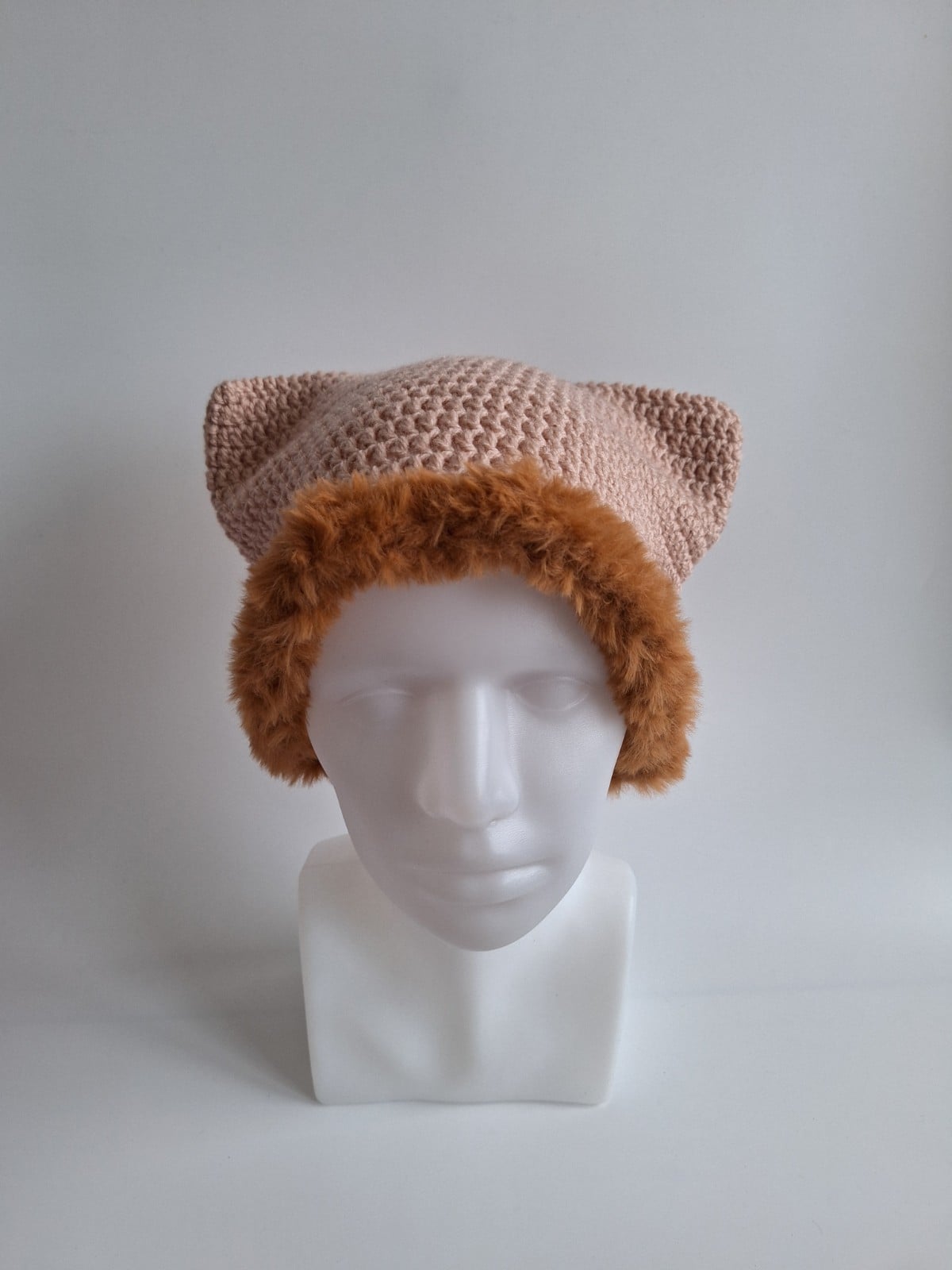 Gehaakte muts met imitatiebont 'Dusty pink & brown' - 65305.jpeg Gehaakte muts met imitatiebont | Poederroze en karamel