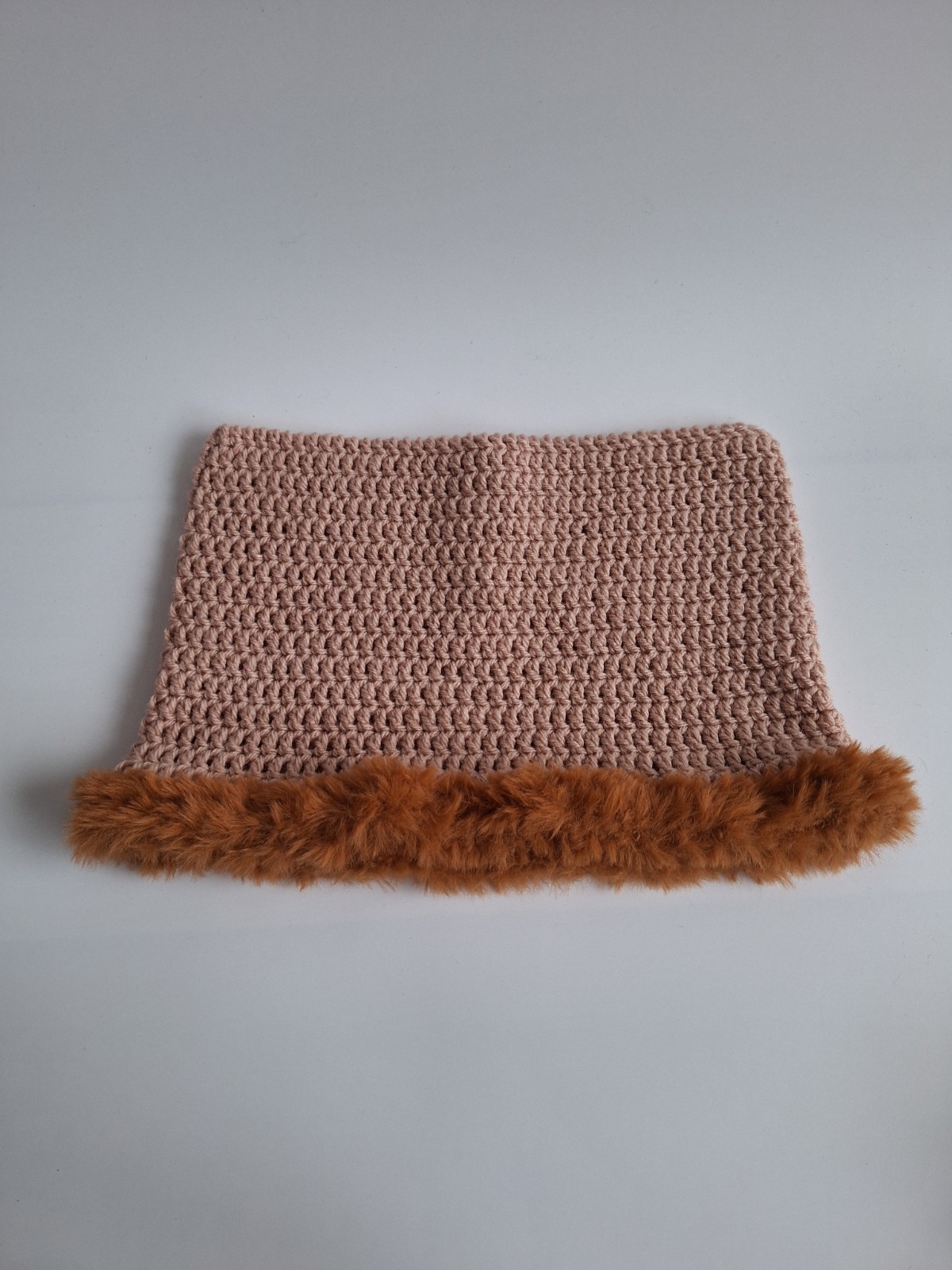 Gehaakte muts met imitatiebont 'Dusty pink & brown' - 65315.jpeg Gehaakte muts met imitatiebont | Poederroze en karamel