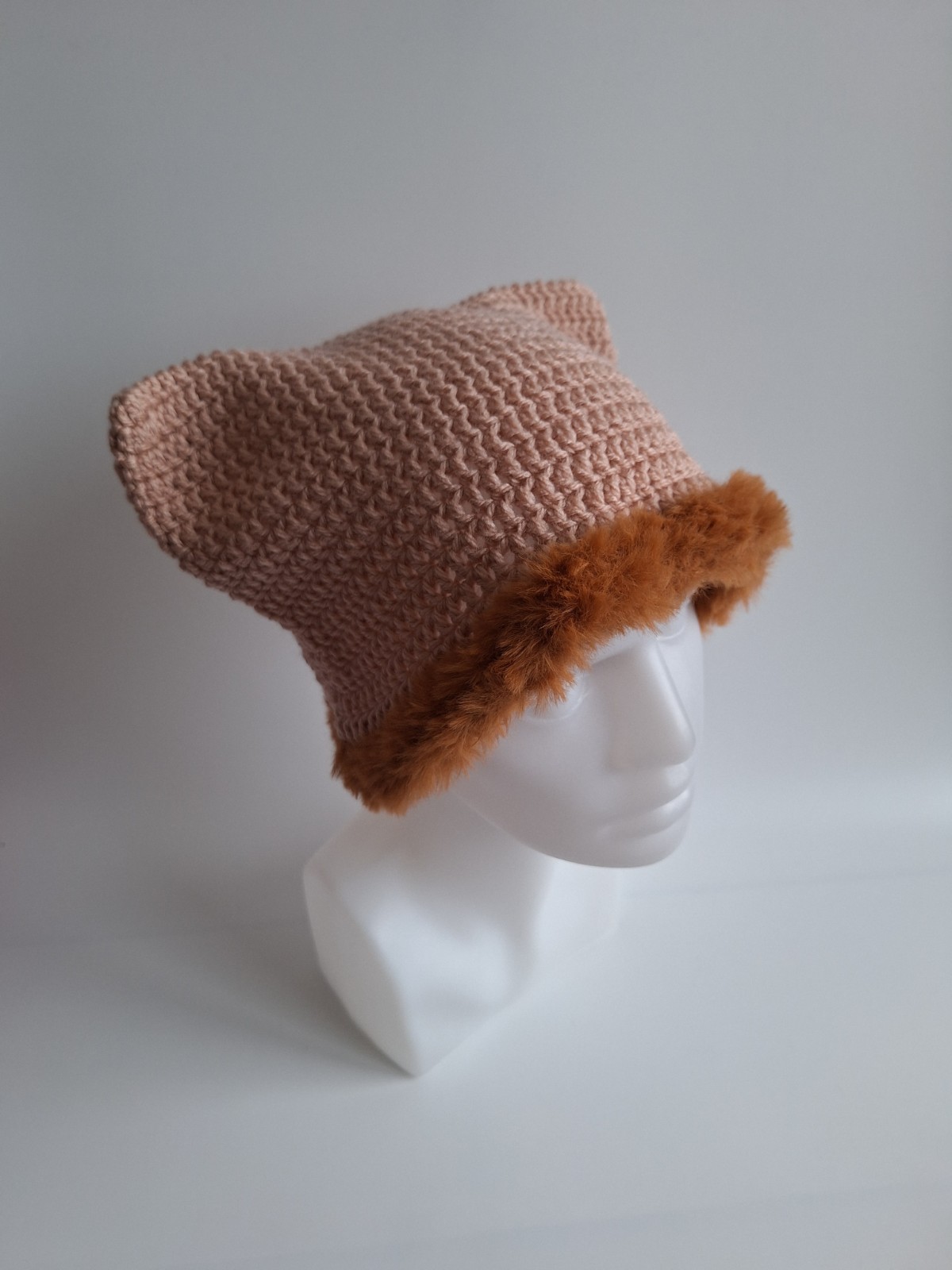 Gehaakte muts met imitatiebont 'Dusty pink & brown' - 65318.jpeg Gehaakte muts met imitatiebont | Poederroze en karamel