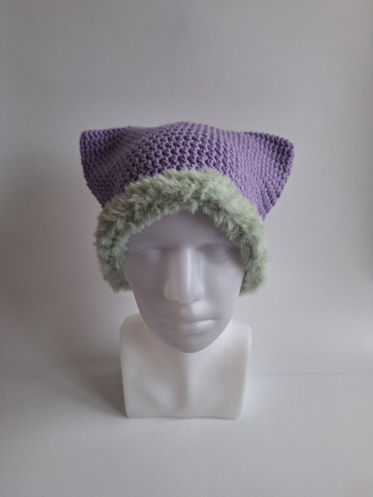 Gehaakte muts met imitatiebont 'Lilac & sage' - 66072.jpeg Gehaakte muts met imitatiebont | Lila en sagegroen