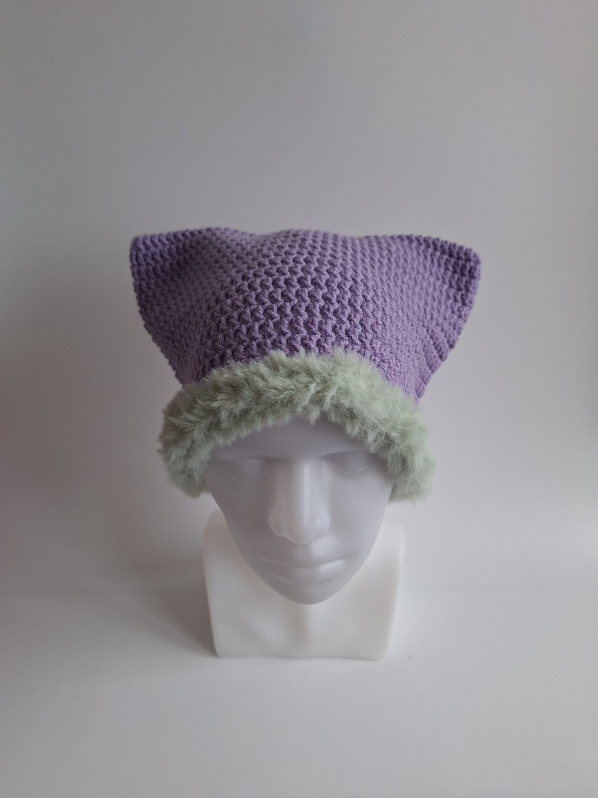 Gehaakte muts met imitatiebont 'Lilac & sage' - 66075.jpeg Gehaakte muts met imitatiebont | Lila en sagegroen