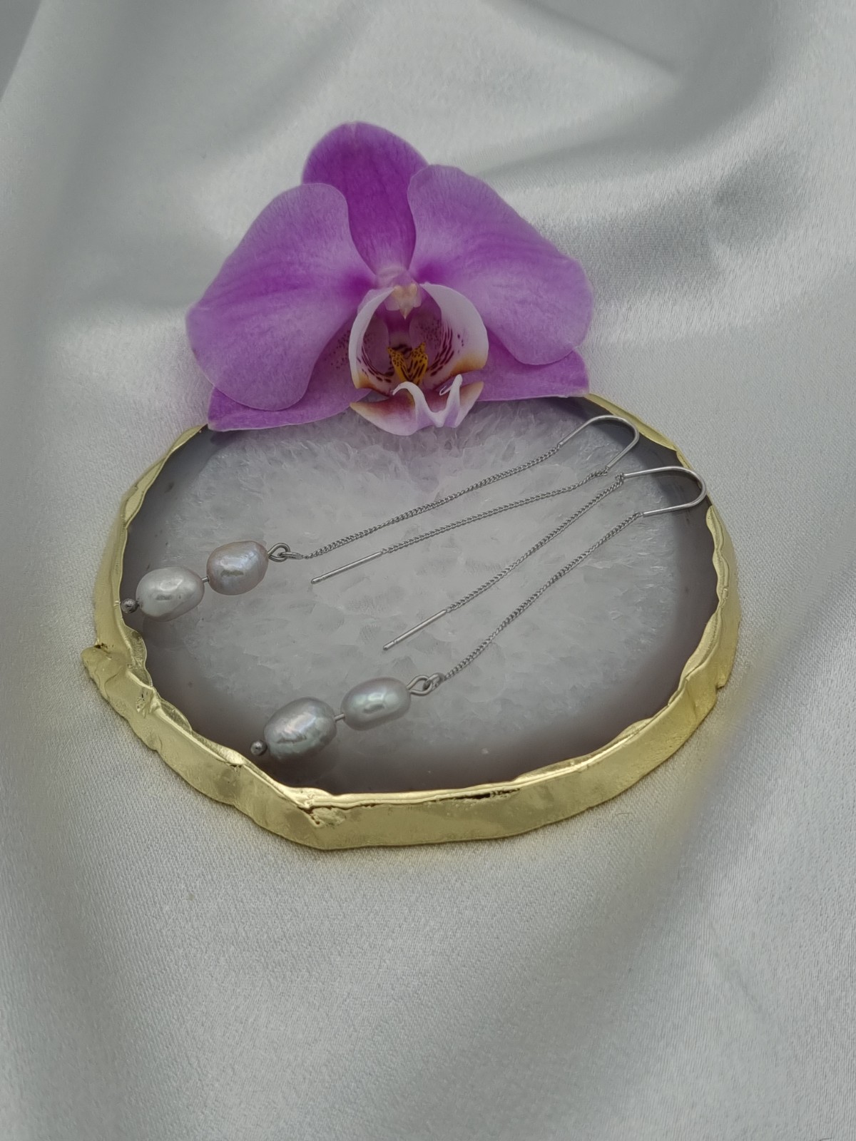 Handgemaakte doortrek oorbellen met zoetwater parels - grijs