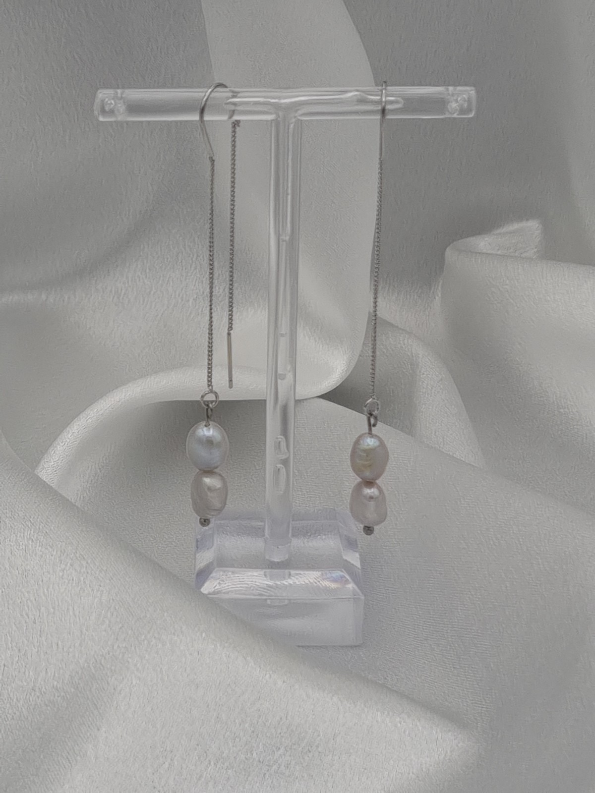 Handgemaakte doortrek oorbellen met zoetwater parels - grijs