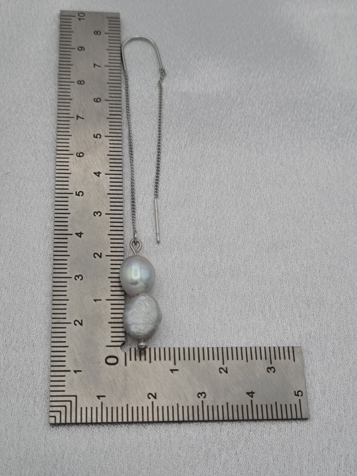 Handgemaakte doortrek oorbellen met zoetwater parels - grijs