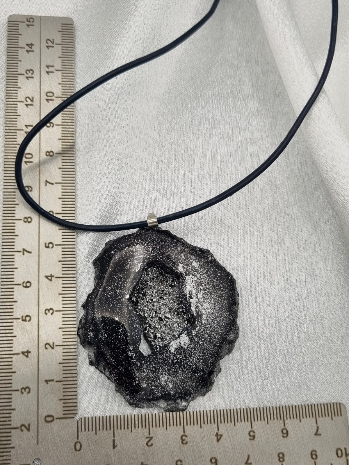 Handgemaakte ketting en epoxy hanger 'geode' - 67045.jpeg Handgemaakte ketting en epoxy hanger 'geode'