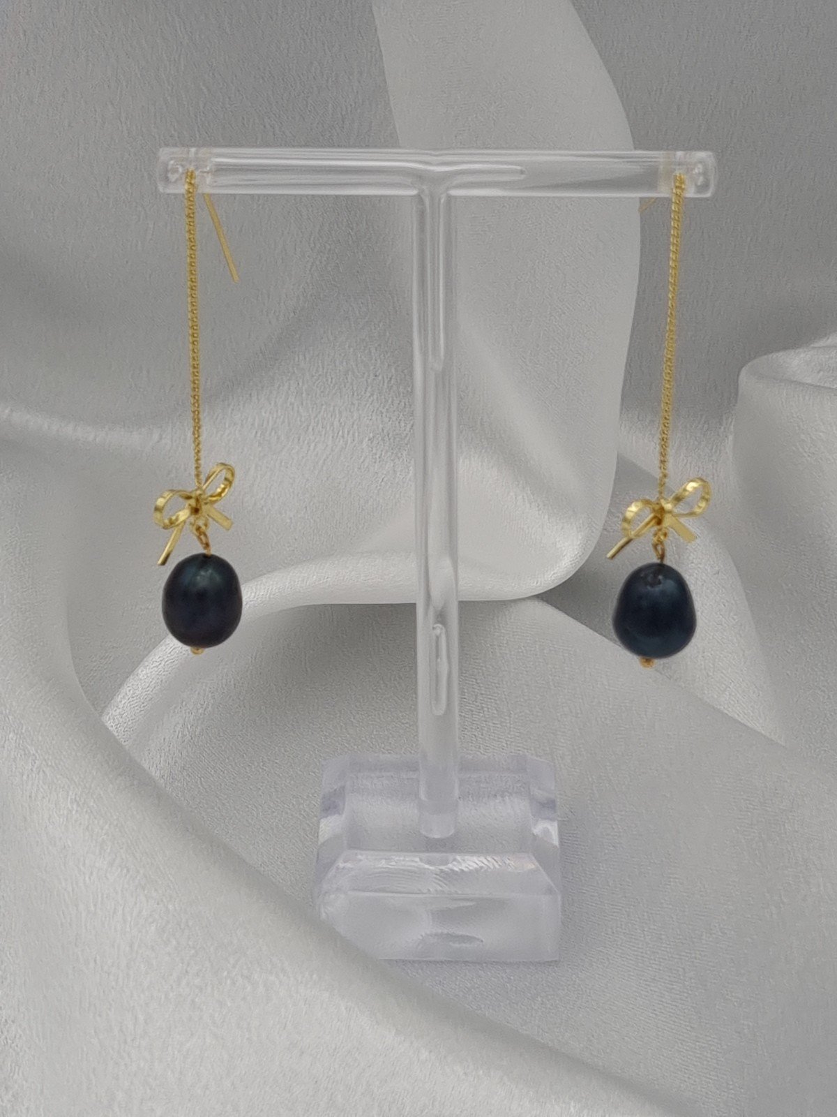 Handgemaakte vergulde doortrek oorbellen met strikjes en zoetwater parels - 67131.jpeg Handgemaakte vergulde doortrek oorbellen met strikjes en zoetwater parels