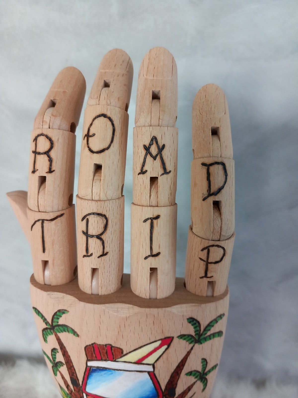 Houten Handje – rode volkswagen busje met palmbomen en tiki standbeelden