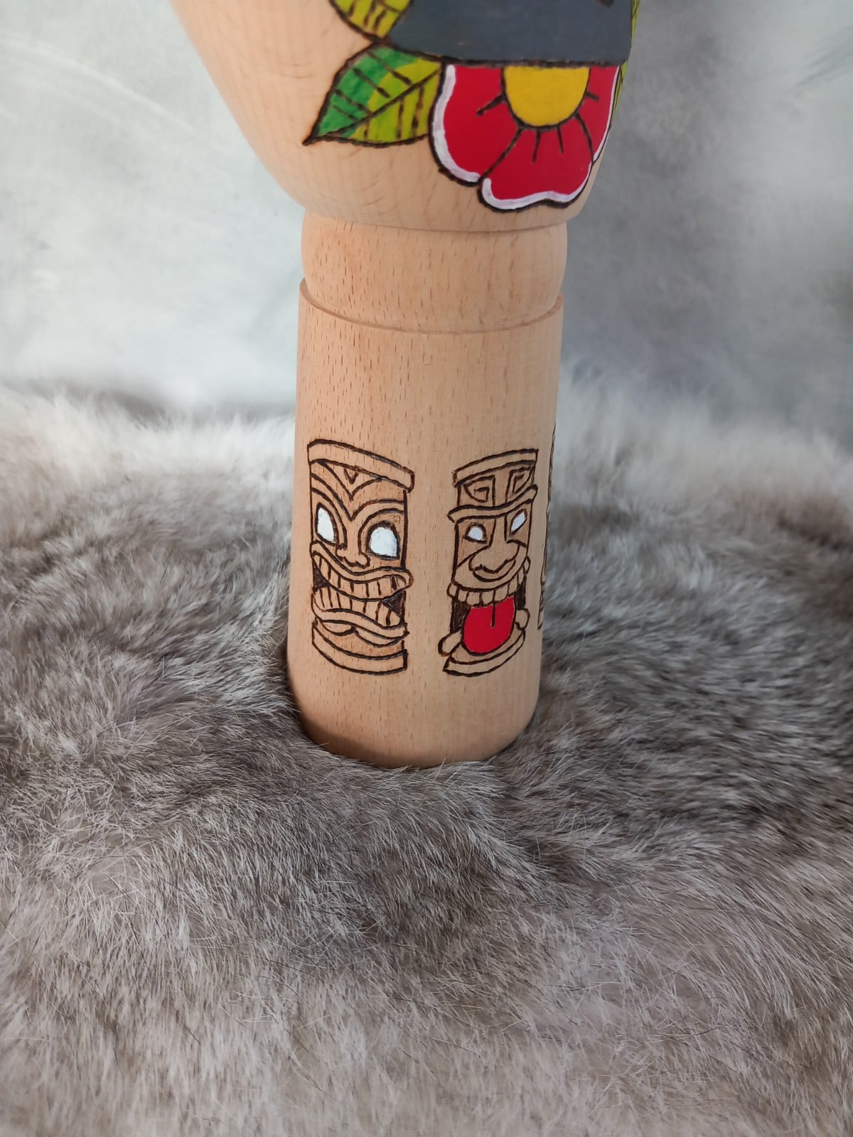 Houten Handje – rode volkswagen busje met palmbomen en tiki standbeelden