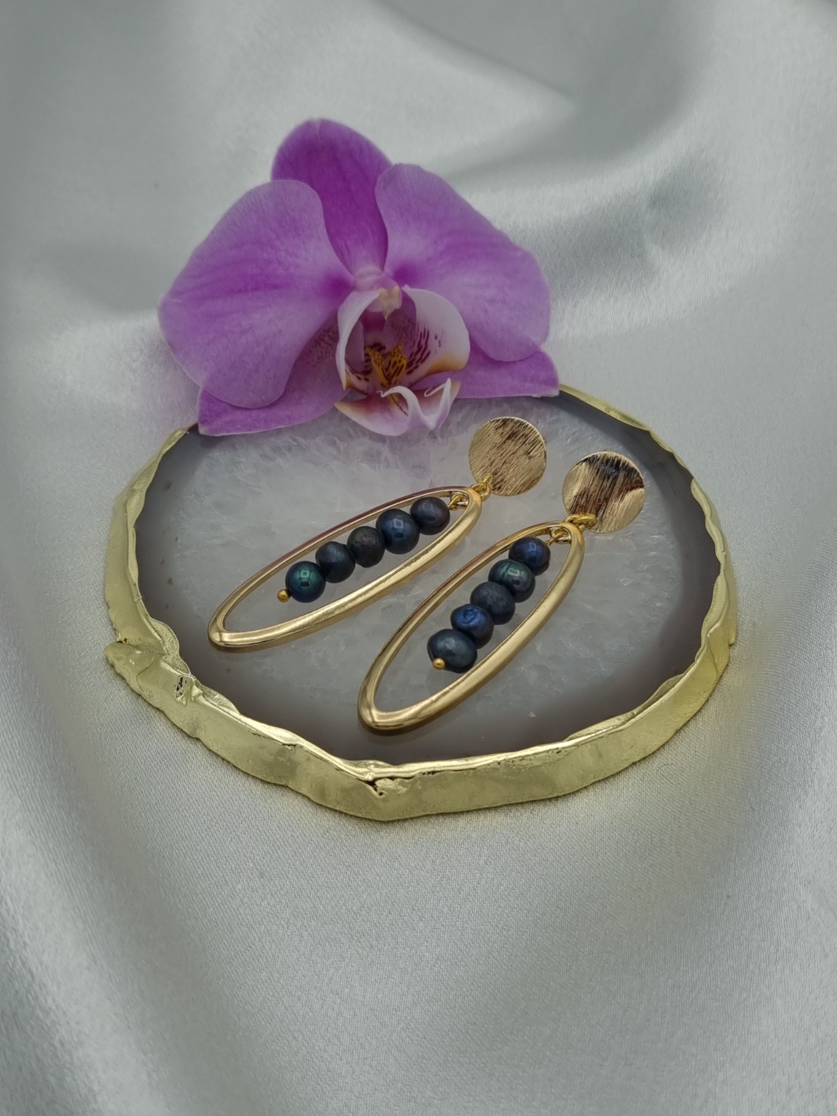 Luxe handgemaakte oorbellen met blauwe zoetwater parels - 67154.jpeg Luxe handgemaakte oorbellen met blauwe zoetwater parels