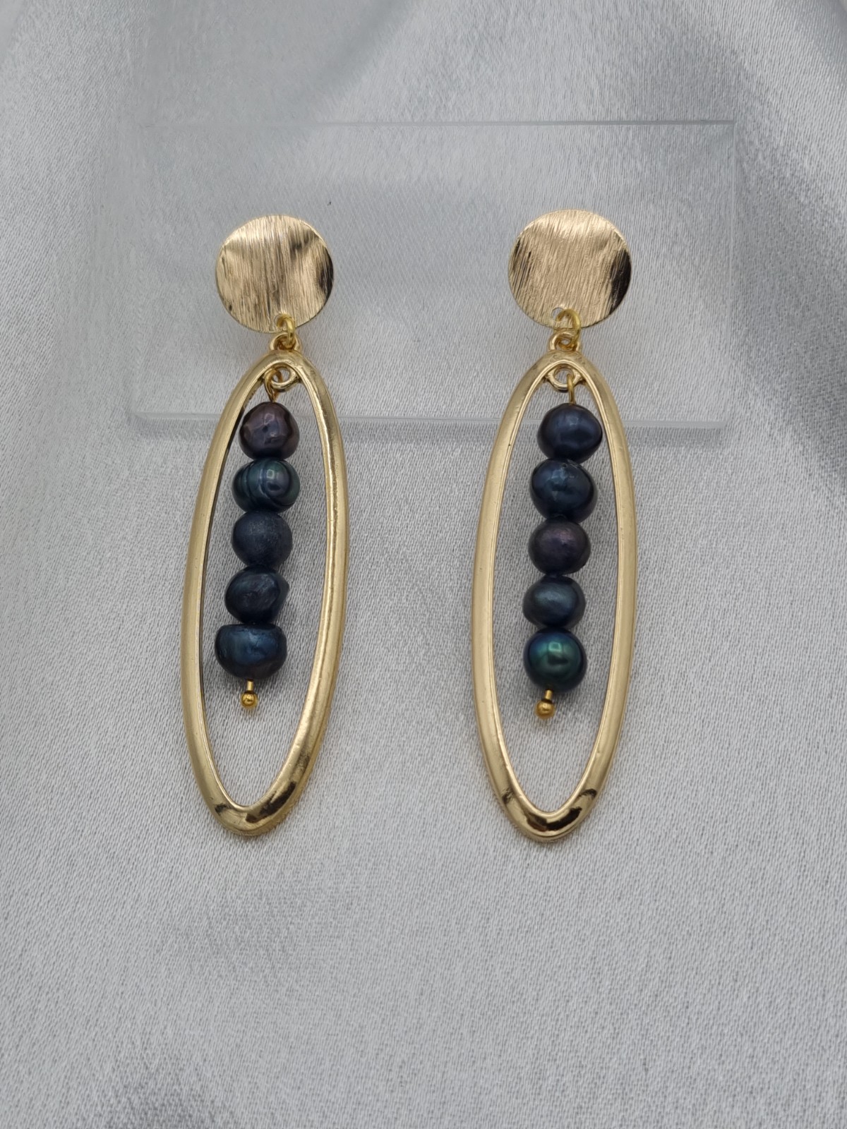 Luxe handgemaakte oorbellen met blauwe zoetwater parels - 67155.jpeg Luxe handgemaakte oorbellen met blauwe zoetwater parels