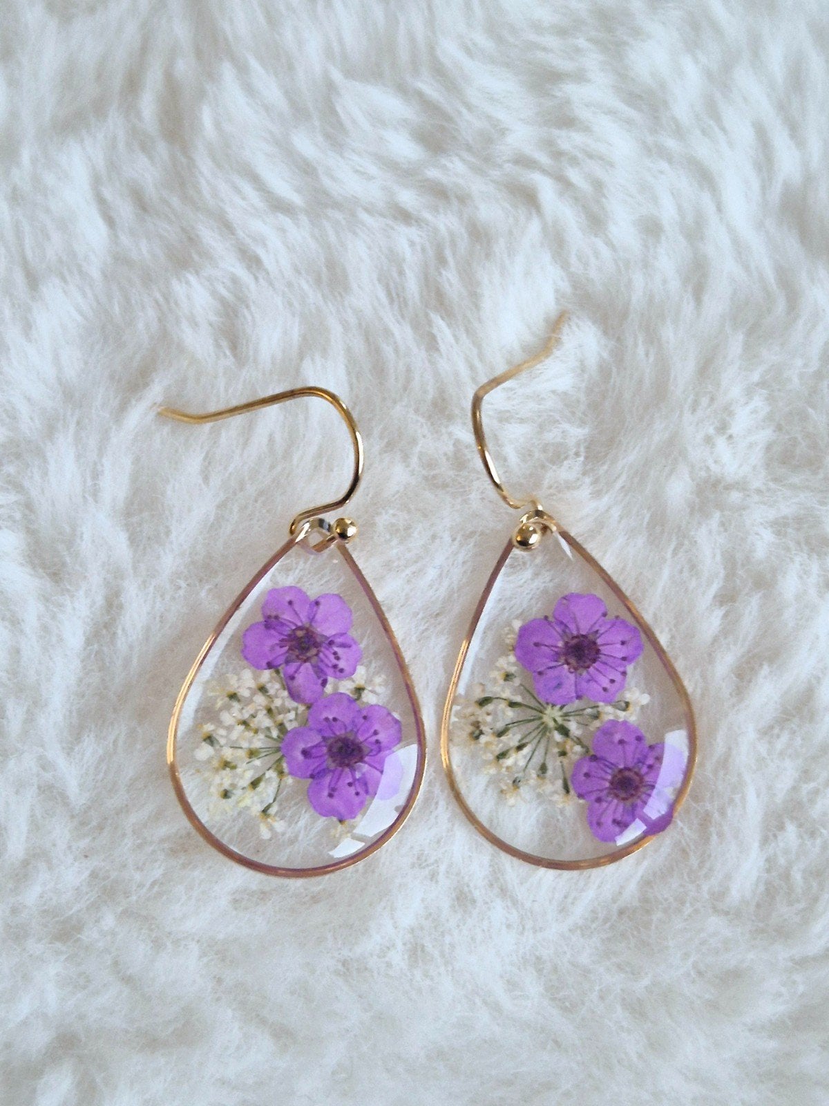 Mooie kleine paarse waterdruppel vormige oorbellen - 64901.jpeg Mooie kleine paarse waterdruppel vormige oorbellen