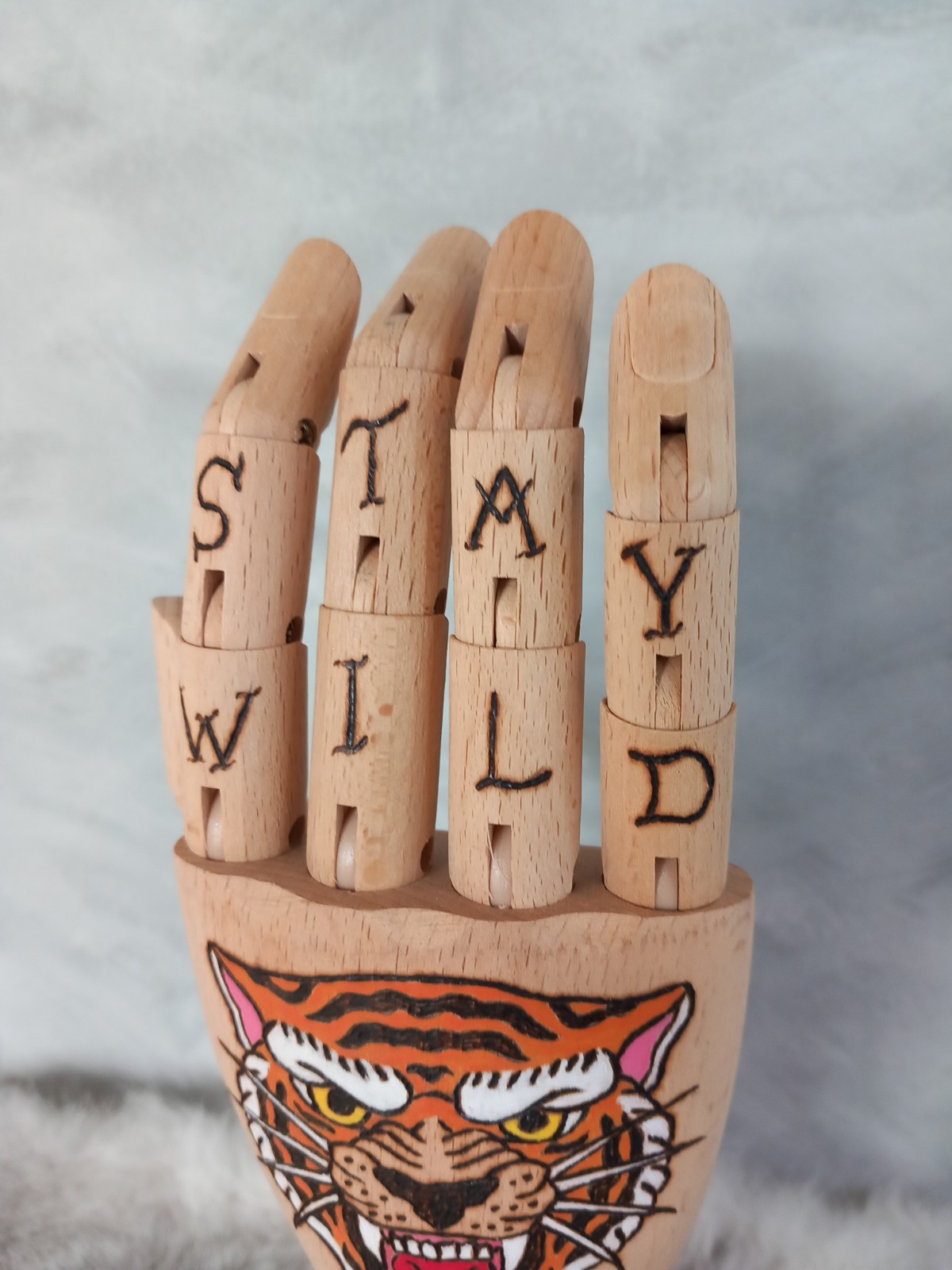 Tattoo hand tijger - 67545.jpeg Houten Tattoo Handje - oranje tijger rode bloem