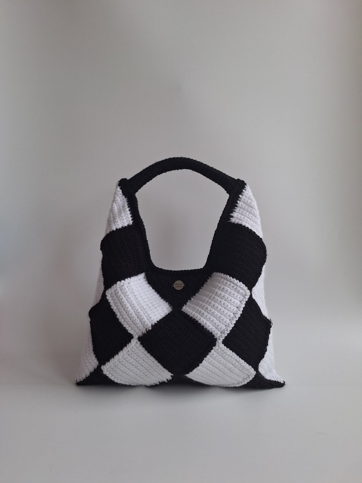 Gehaakte checker handtas 'Black & white' - 67970.jpeg Gehaakte checker handtas 'Zwart en wit'