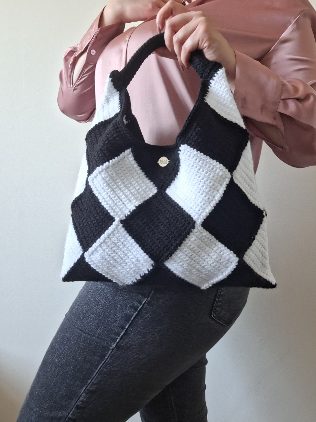 Gehaakte checker handtas 'Black & white' - 67971.jpeg Gehaakte checker handtas 'Zwart en wit'