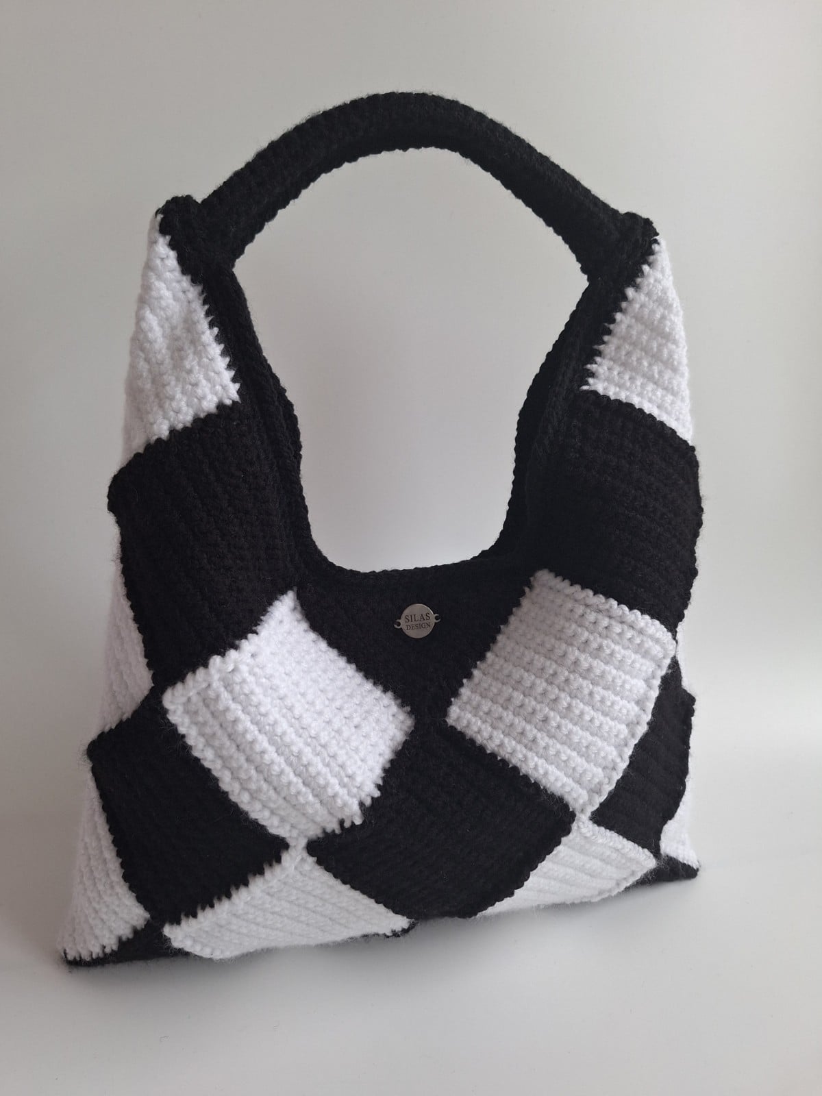 Gehaakte checker handtas 'Black & white' - 67972.jpeg Gehaakte checker handtas 'Zwart en wit'