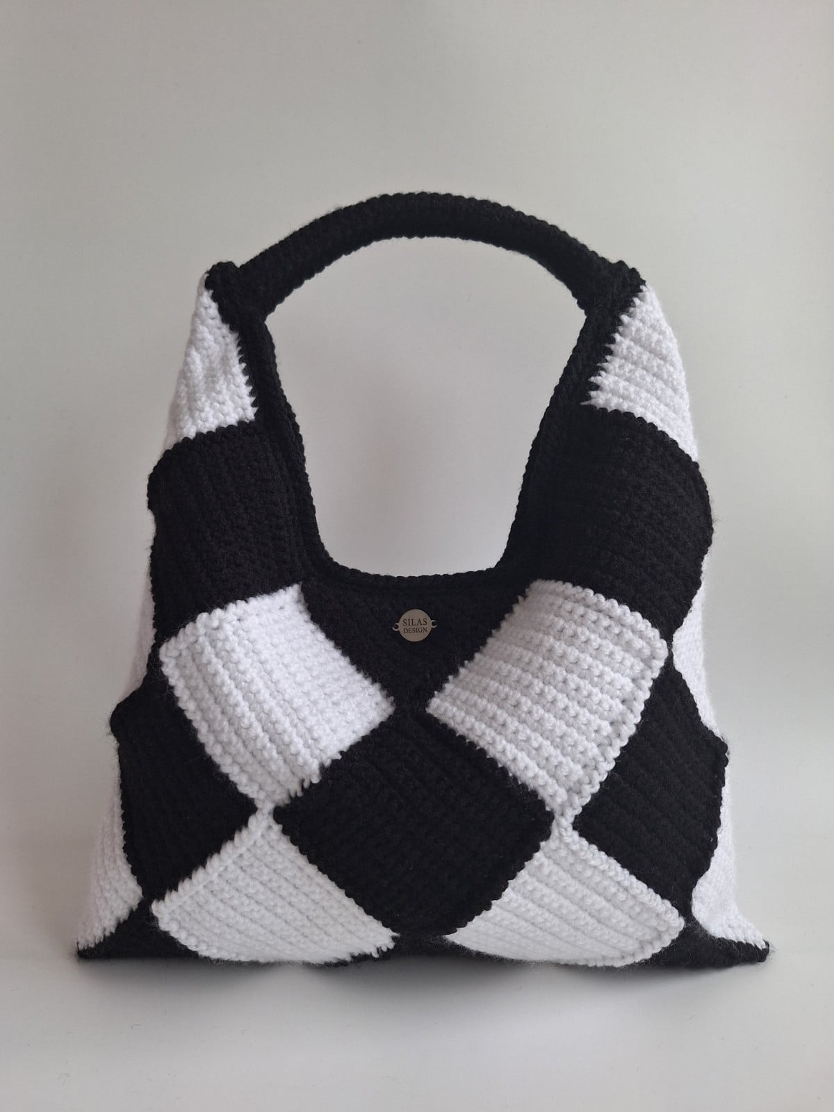 Gehaakte checker handtas 'Black & white' - 67974.jpeg Gehaakte checker handtas 'Zwart en wit'