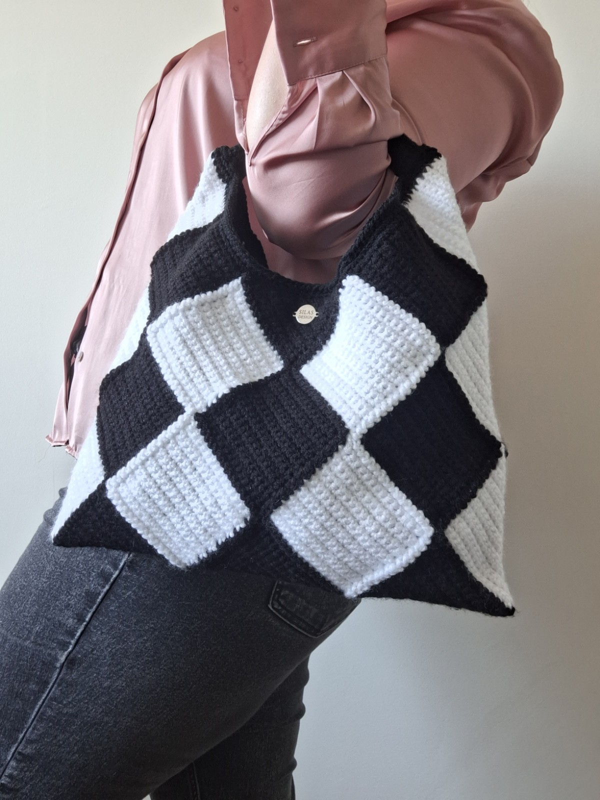 Gehaakte checker handtas 'Black & white' - 67976.jpeg Gehaakte checker handtas 'Zwart en wit'