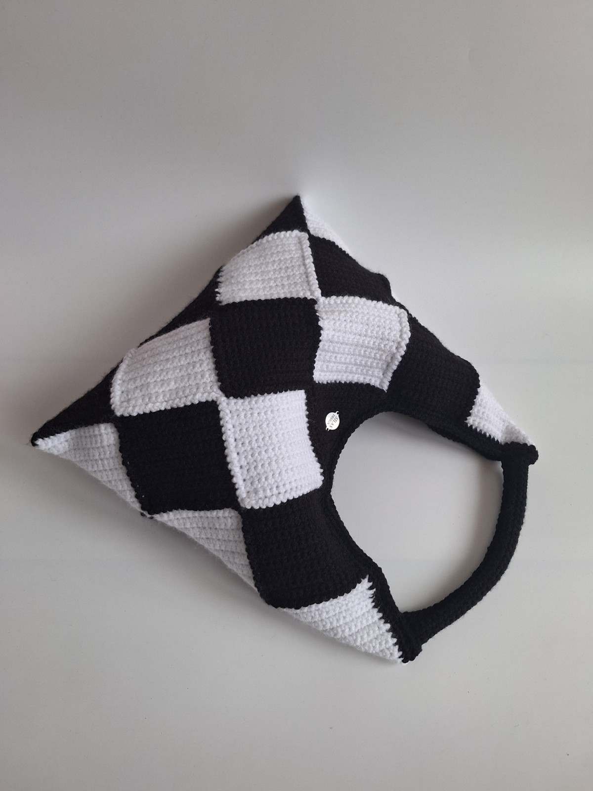Gehaakte checker handtas 'Black & white' - 67977.jpeg Gehaakte checker handtas 'Zwart en wit'