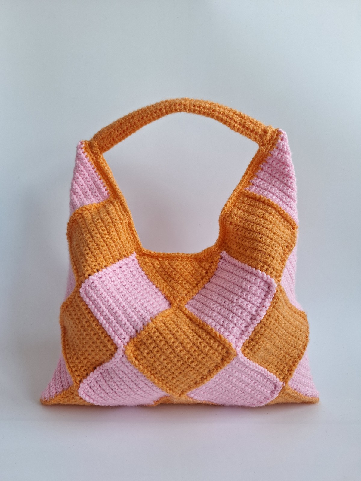 Gehaakte checker handtas 'Light pink & orange' - 67993.jpeg Gehaakte checker handtas 'Lichtroze & oranje'