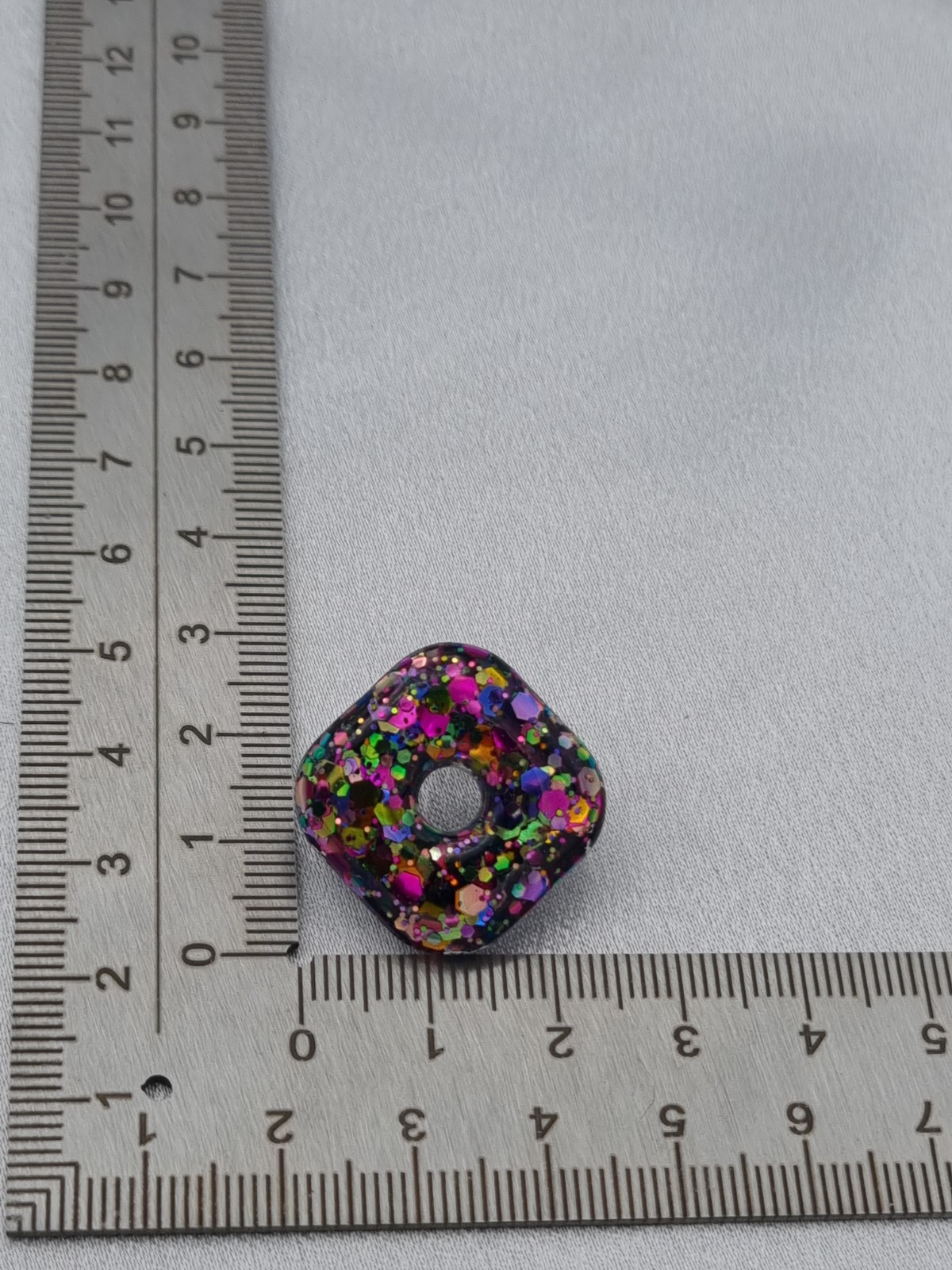 Handgemaakt epoxy oorstekers 'ruit' - glittermix