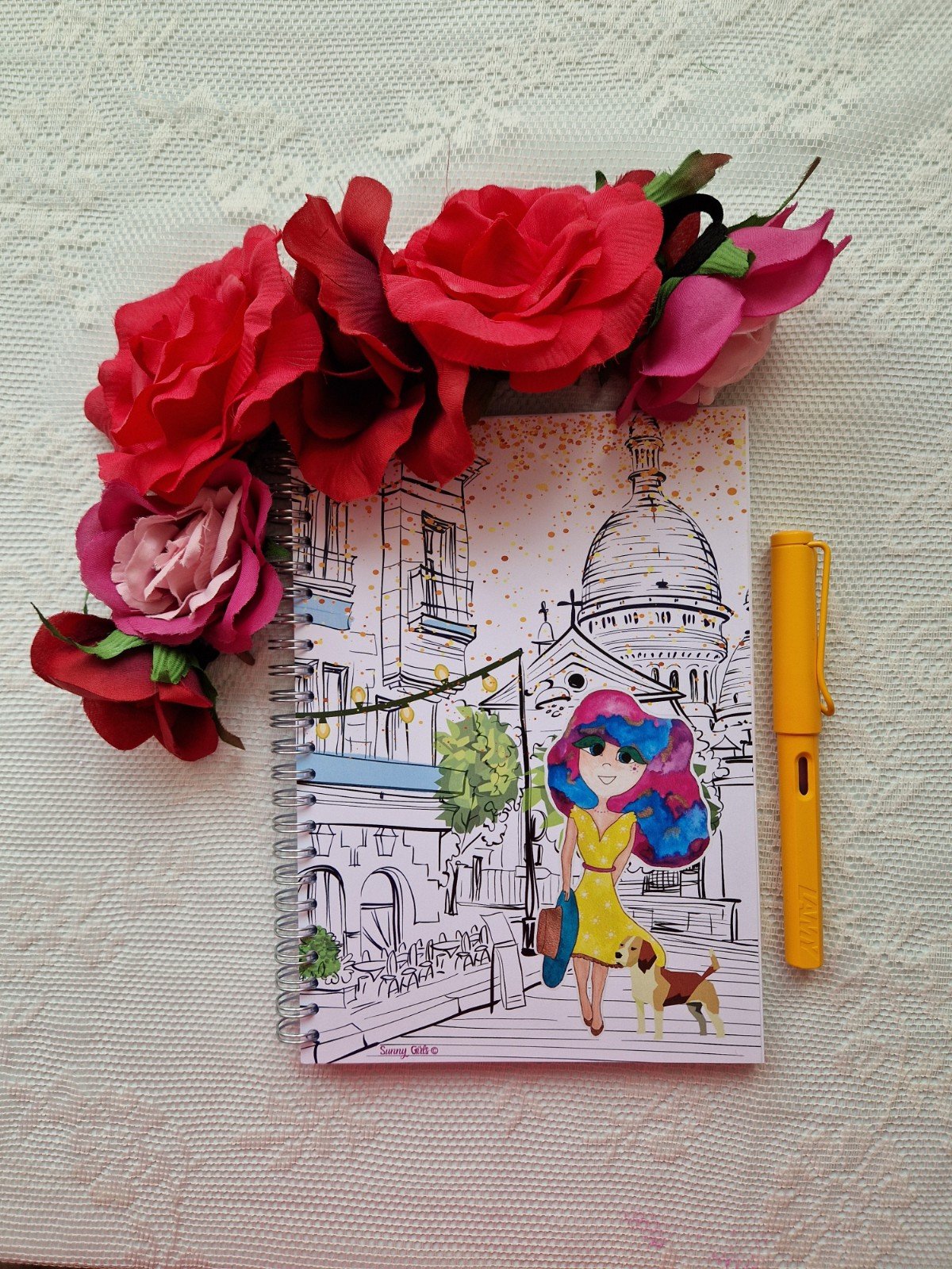 Notebook met lijntjes in A5 formaat, Joline in Parijs; Dwaal, droom, vind je weg - 71764.jpeg Notebook met ringband en lijntjes in A5 formaat, Joline in Parijs; Dwaal, droom, vind je weg