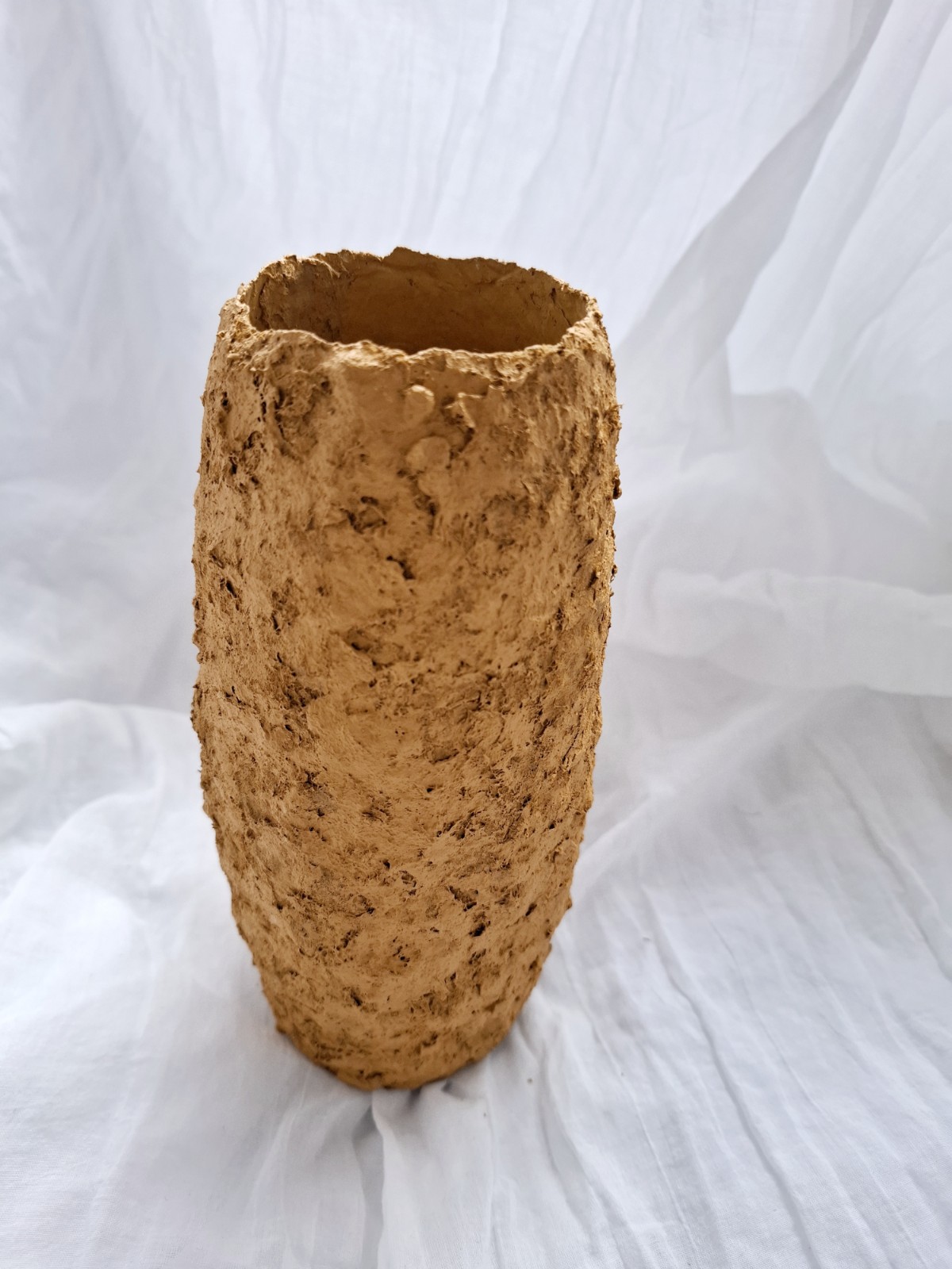 Onbreekbare papieren vaas, oker, grover structuur - 71958.jpeg Onbreekbare papieren vaas, oker, grove structuur