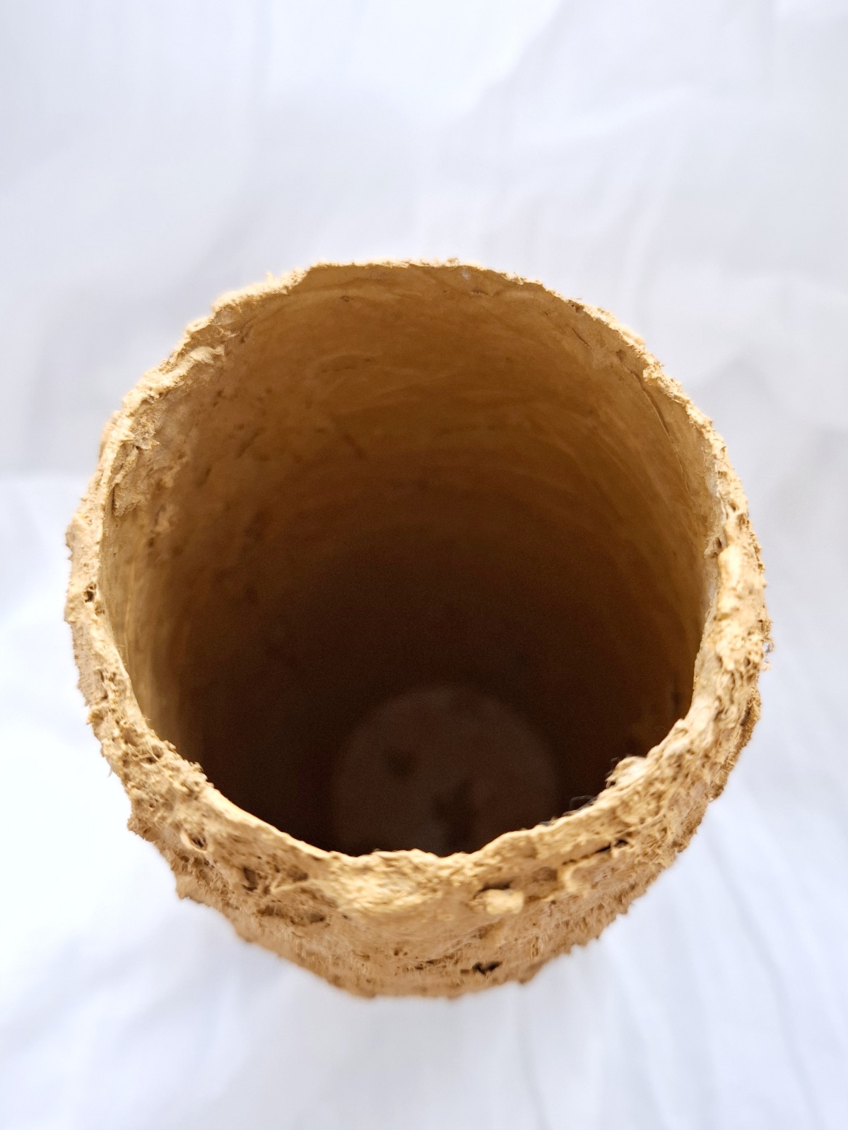 Onbreekbare papieren vaas, oker, grover structuur - 71959.jpeg Onbreekbare papieren vaas, oker, grove structuur