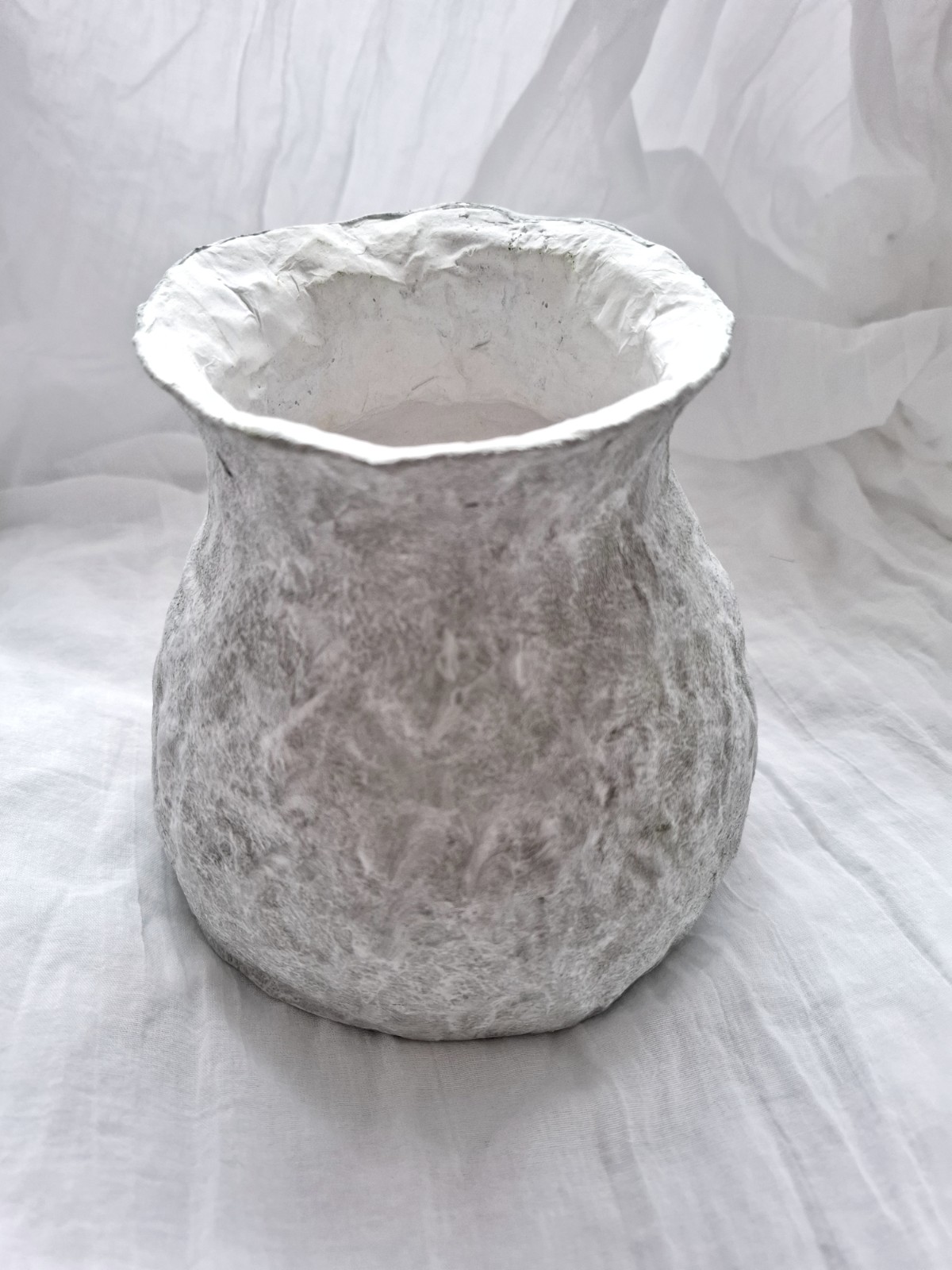 Papieren vaas - 71747.jpeg Onbreekbare grijsgroene vaas van papier