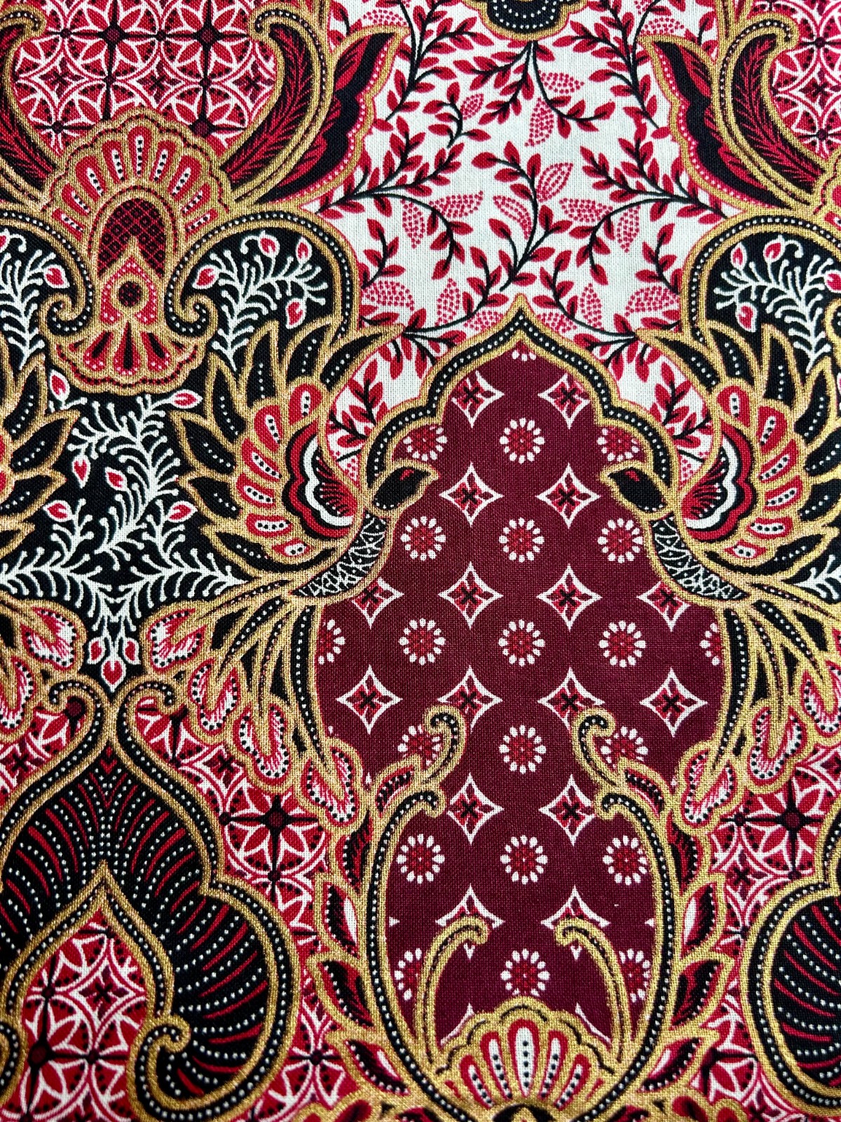 Handgemaakte bandana ketting van batikstof met RVS unieke bedels