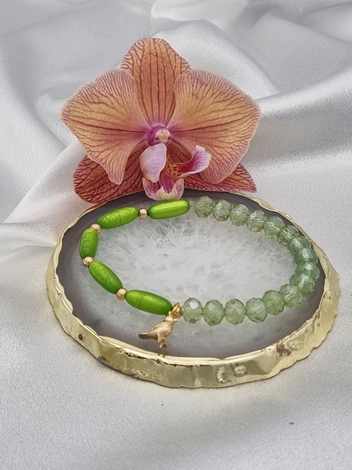 Handgemaakte armband met vergulde bedel - appelgroen - 75242.jpeg Handgemaakte armband met vergulde bedel - appelgroen