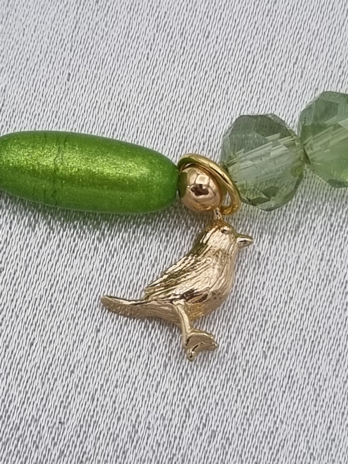 Handgemaakte armband met vergulde bedel - appelgroen - 75243.jpeg Handgemaakte armband met vergulde bedel - appelgroen