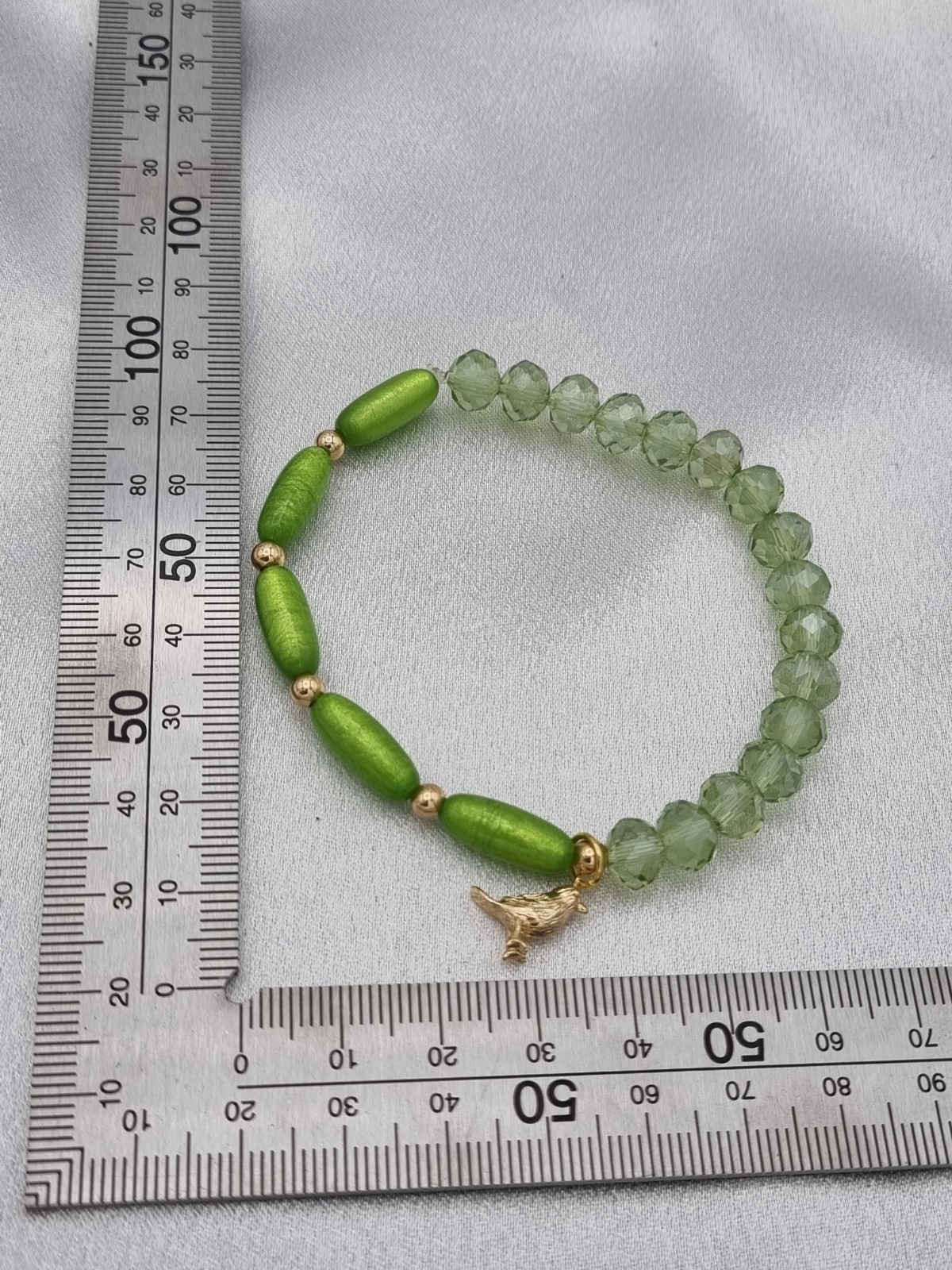 Handgemaakte armband met vergulde bedel - appelgroen - 75244.jpeg Handgemaakte armband met vergulde bedel - appelgroen