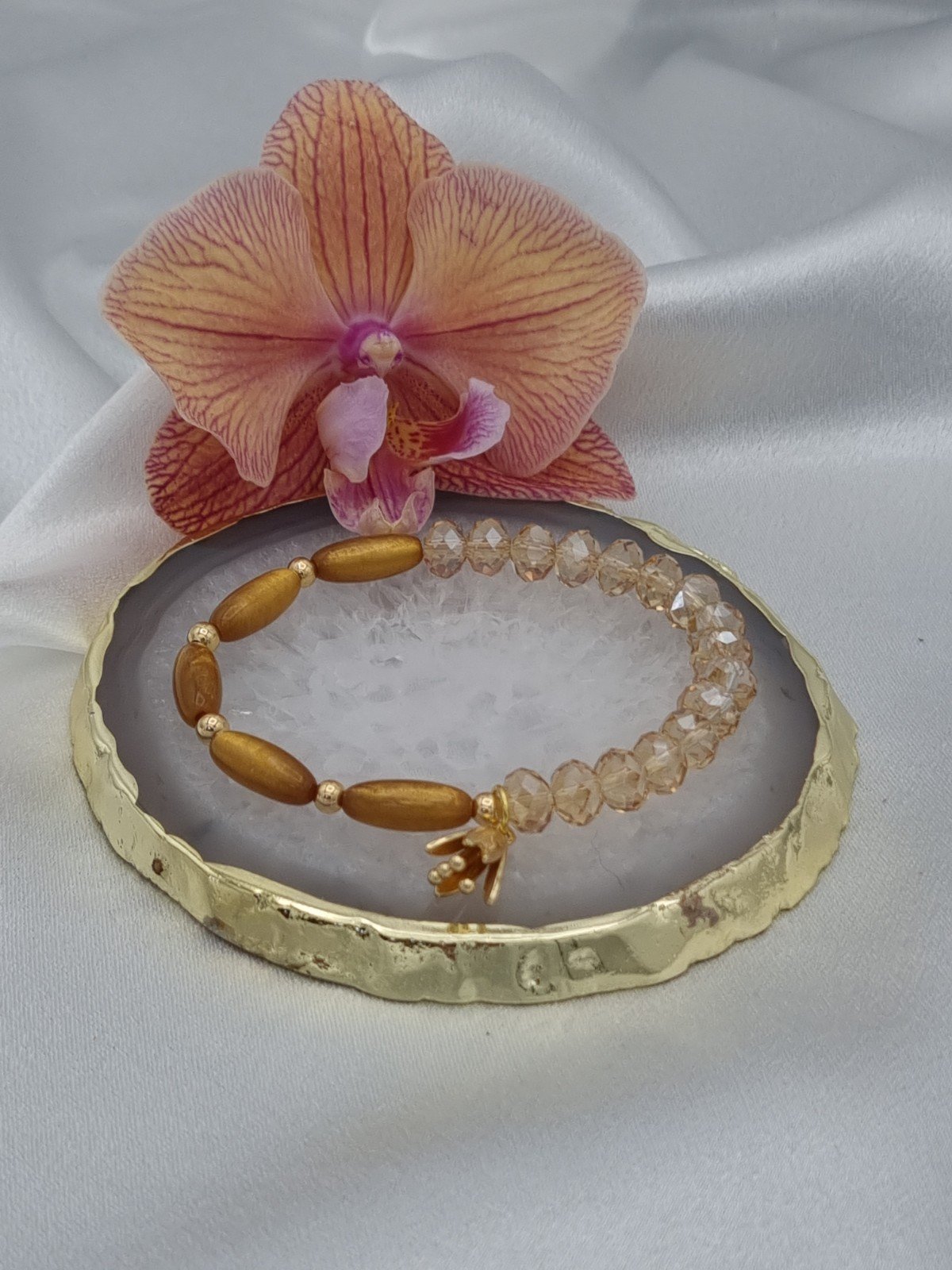 Handgemaakte armband met vergulde bedel - karamel