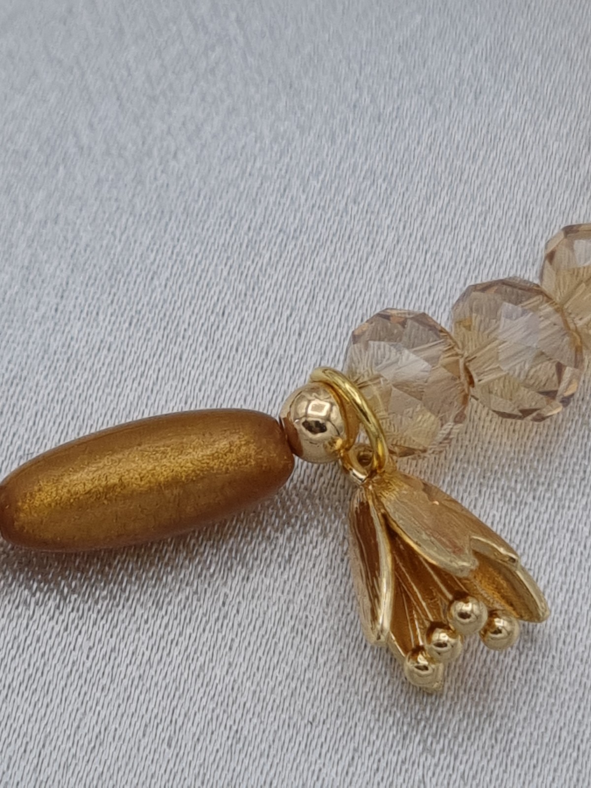 Handgemaakte armband met vergulde bedel - karamel