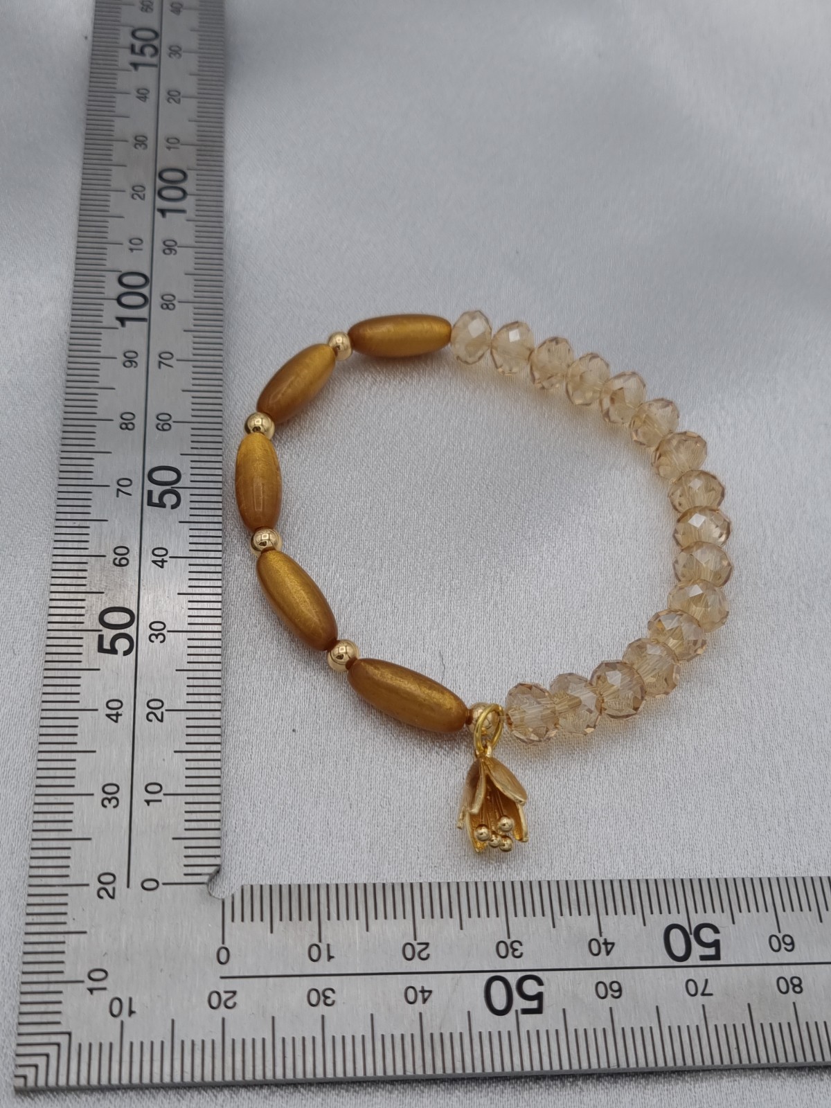 Handgemaakte armband met vergulde bedel - karamel