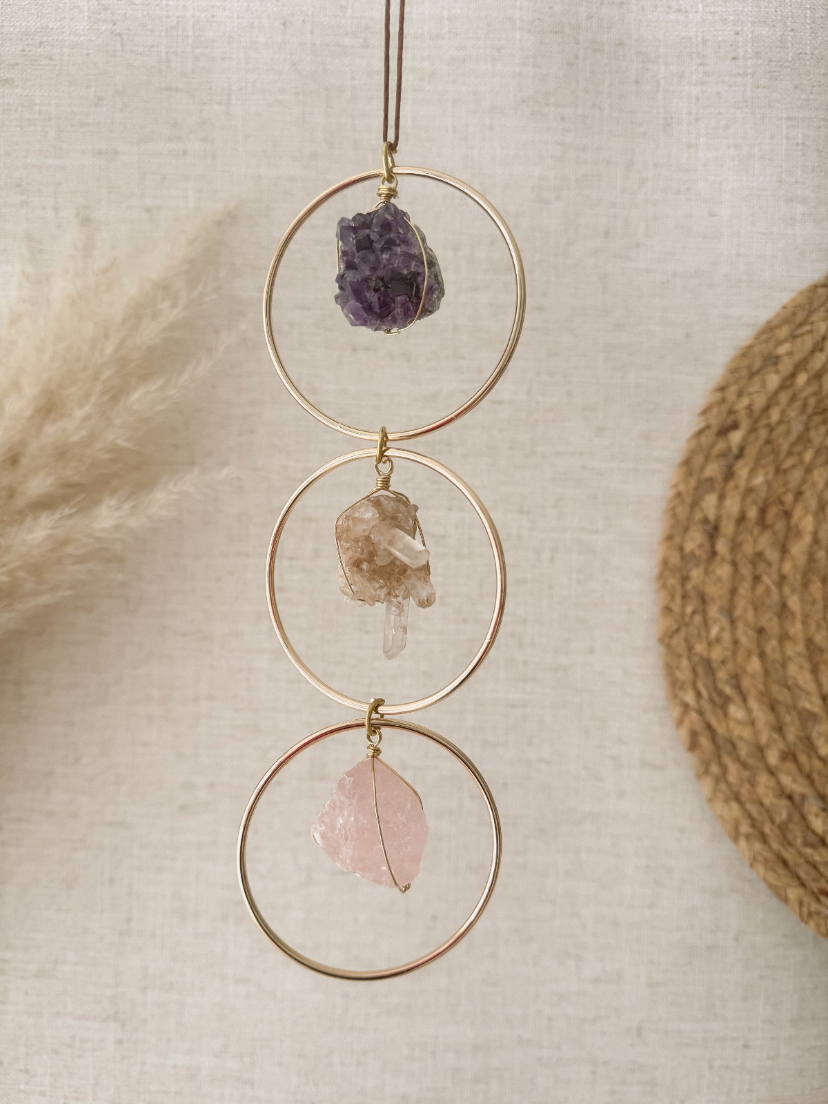 Handgemaakte decoratieve hanger met gouden driehoek: rozenkwarts, bergkristal en amethist voor balans en bescherming