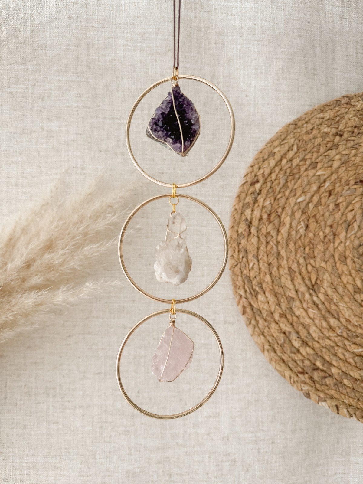 Handgemaakte decoratieve hanger met gouden driehoek: rozenkwarts, bergkristal en amethist voor balans en bescherming