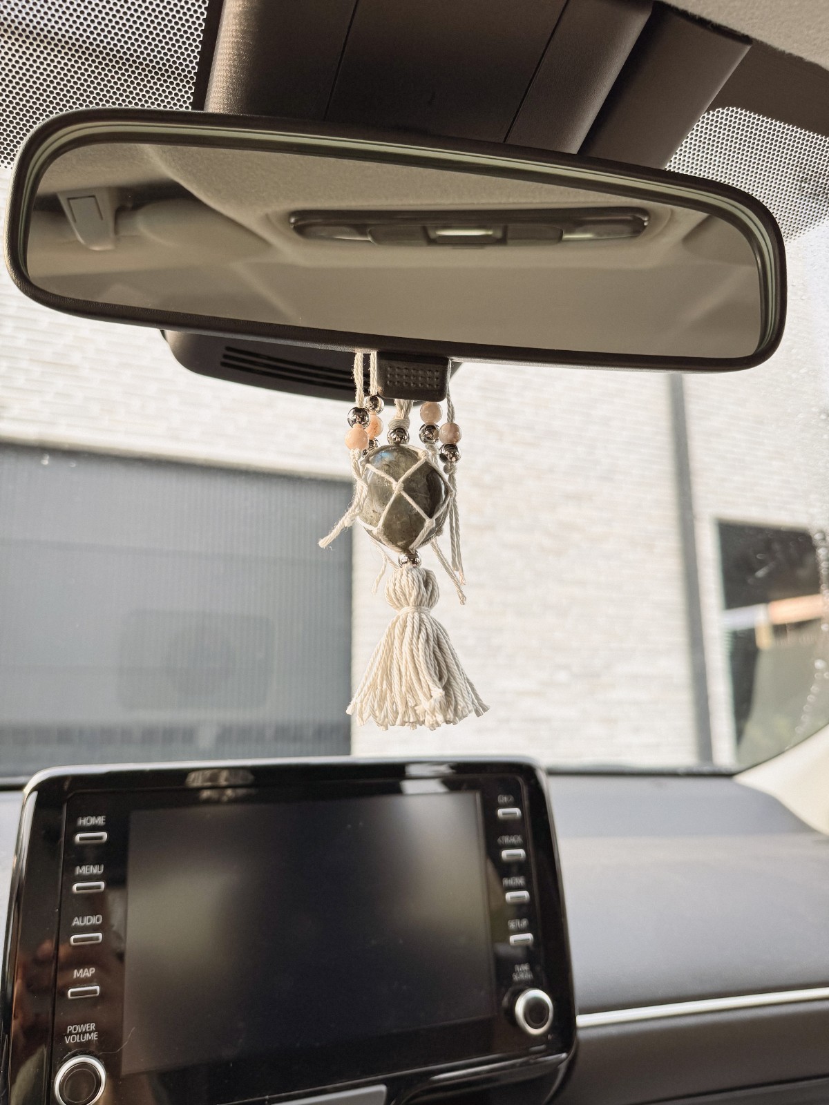 Labradoriet hanger voor in de auto: bescherming en intuïtie onderweg - 74679.jpeg Labradoriet hanger voor in de auto: bescherming en intuïtie onderweg