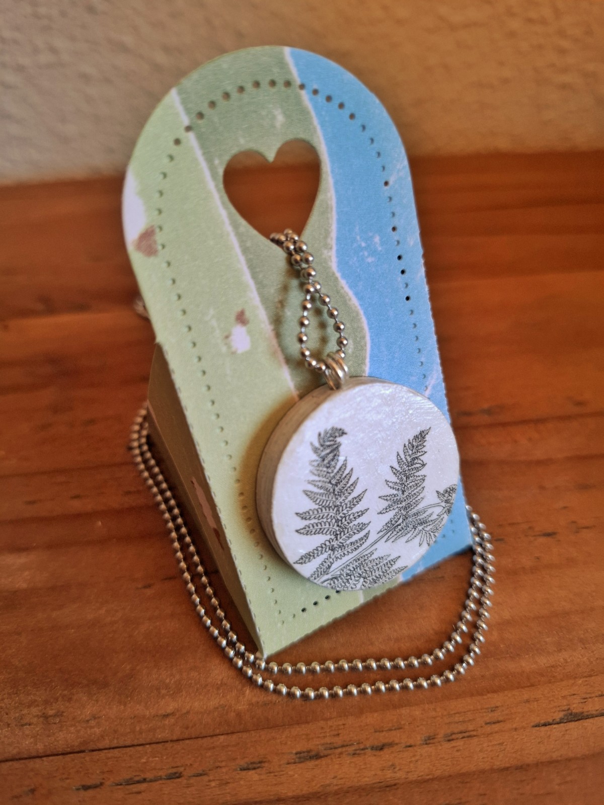 Lichtgewicht ketting met papieren hanger met adelaarsvaren afbeelding, duurzaam sieraad,  ⁸