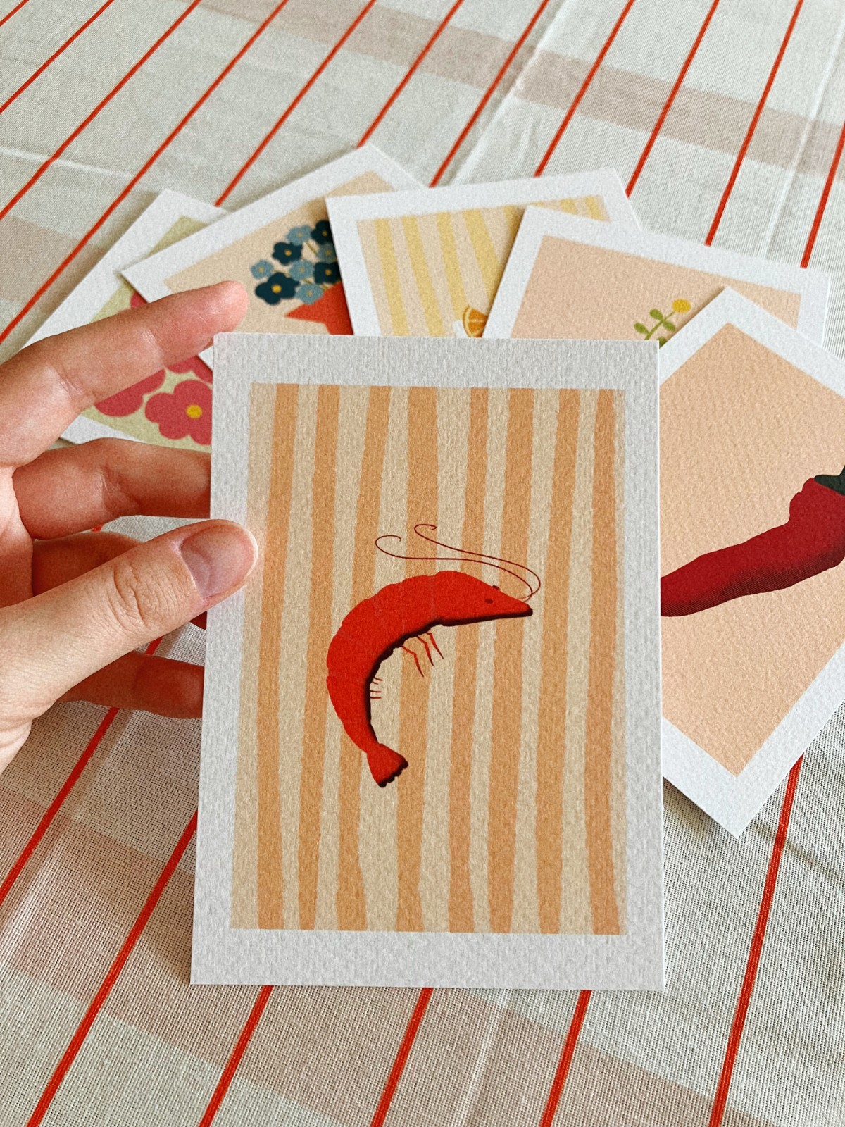 Rode garnaal kunstkaart - minimalistische zeevruchten illustratie voor keuken | A6 print 10x15 cm - 75626.jpeg Rode garnaal kunstkaart - minimalistische zeevruchten illustratie voor keuken | A6 print 10x15 cm