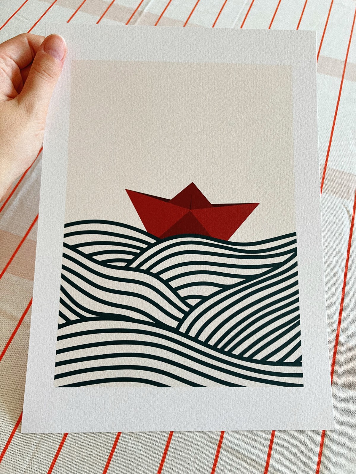 Rood bootje op golven kunstprint – rustgevende zee illustratie | A4 poster 21x30 cm